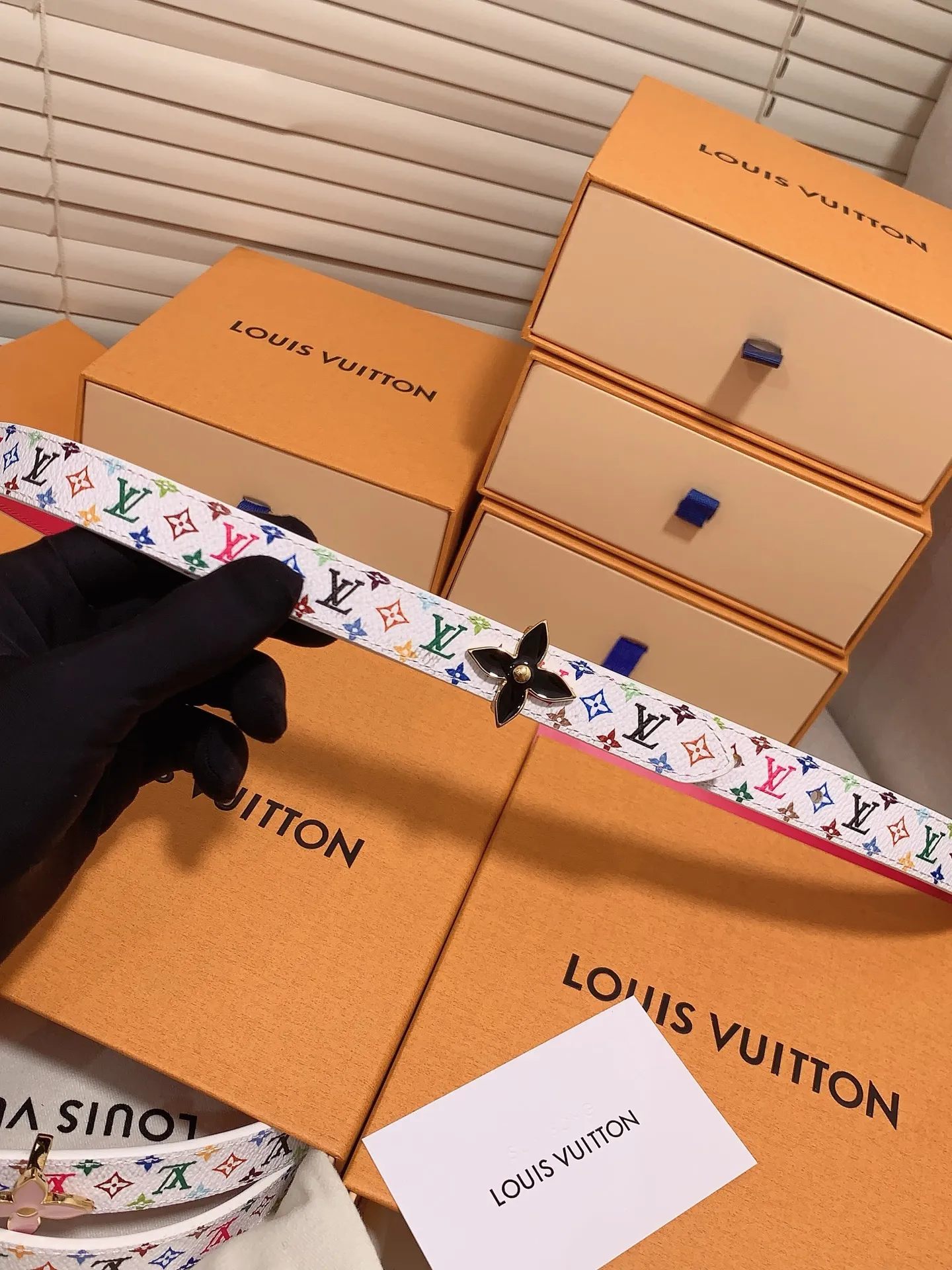 💰460💰Full package💰 💍Purchasing-grade Louis vuitton⚡️🌹Width: 1.5cm l v Takashi Murakami co-branded belt. Practical and exquisite ⚡️🌹Exquisite and beautiful 1.5mm women's belt⚡️🌹With a flower-shaped enamel effect letter buckle, the upper body effect is great.