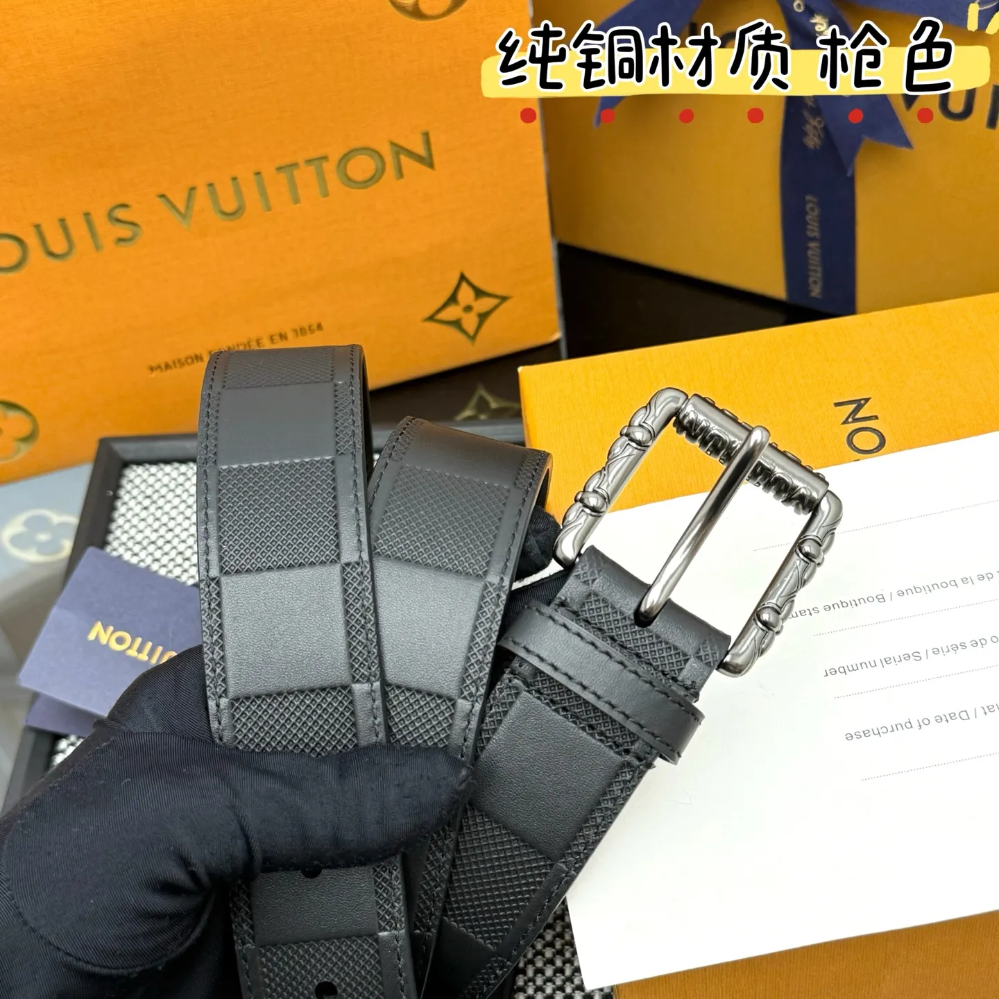 💰520💰Full package💰 💍Purchasing-grade LV⚡️🌹Drift Monogram Surplus belt reinterprets the brand heritage from a youthful perspective and tells the dynamic aesthetics of creative director Pharrell Williams. Monogram coated canvas is dipped in military colors on one side, while the reverse is in plain leather with a subtle pin buckle.