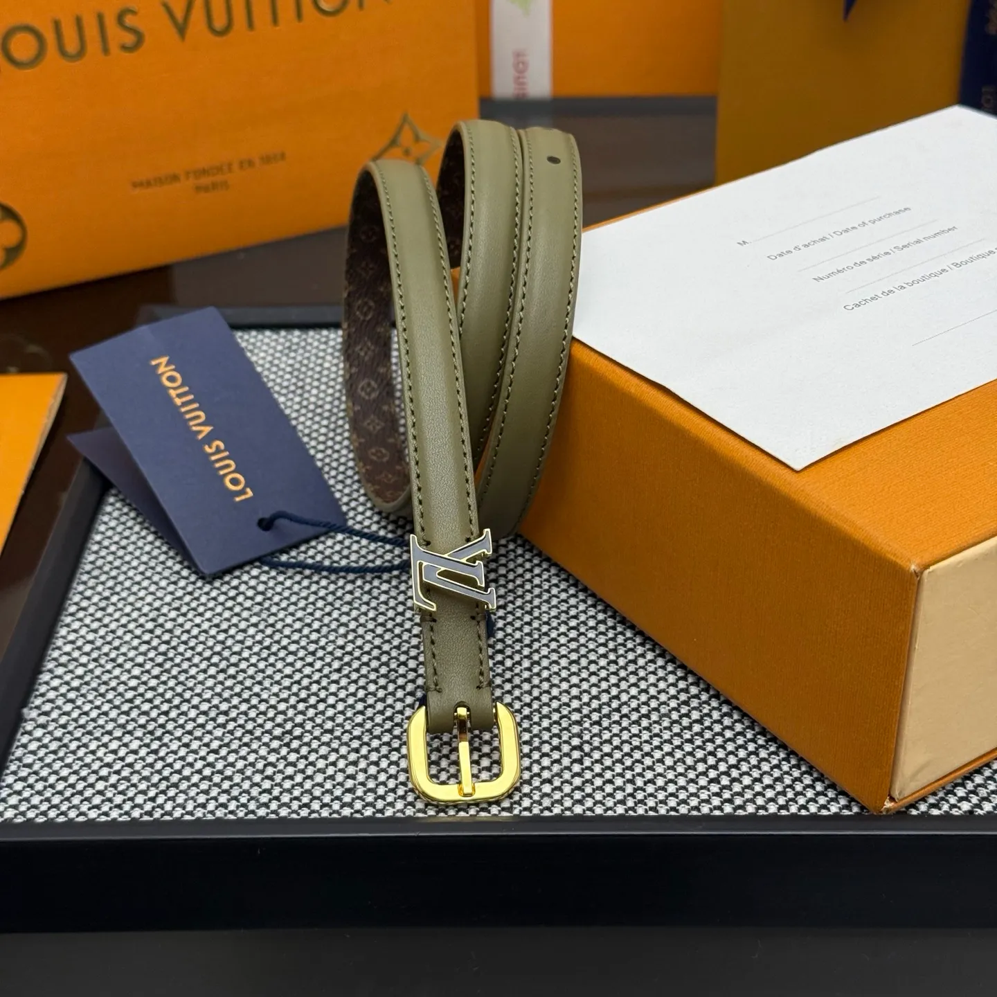 💰480💰Full package💰 💍Purchase level 1.5cm⚡️🌹LV Darling belt is made of smooth leather and Monogram canvas lining, with a marquise-shaped end to highlight the feminine style⚡️🌹The pin buckle exudes a chic atmosphere, and the glossy enamel is the finishing touch Mini LV The drawstring circle injects elegance into the brand’s classic elements⚡️🌹