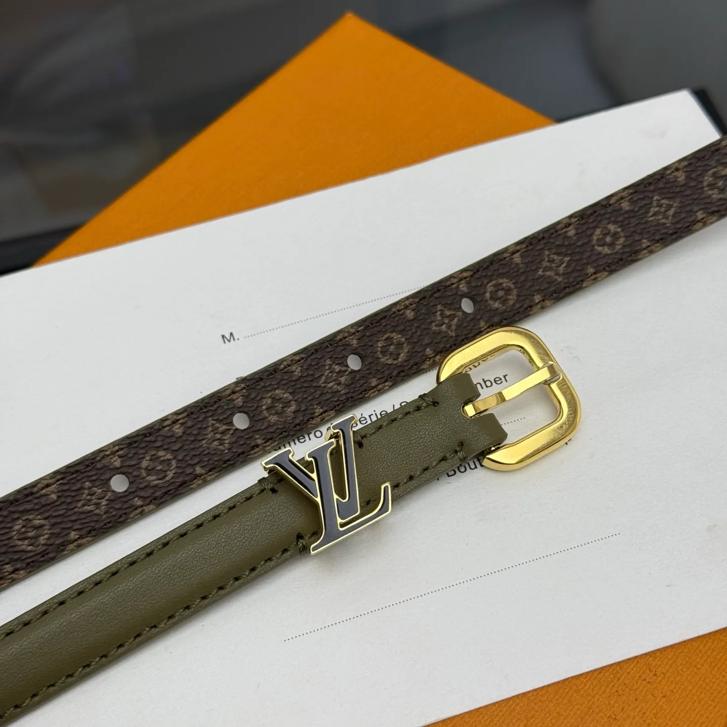 💰480💰Full package💰 💍Purchase level 1.5cm⚡️🌹LV Darling belt is made of smooth leather and Monogram canvas lining, with a marquise-shaped end to highlight the feminine style⚡️🌹The pin buckle exudes a chic atmosphere, and the glossy enamel is the finishing touch Mini LV The drawstring circle injects elegance into the brand’s classic elements⚡️🌹