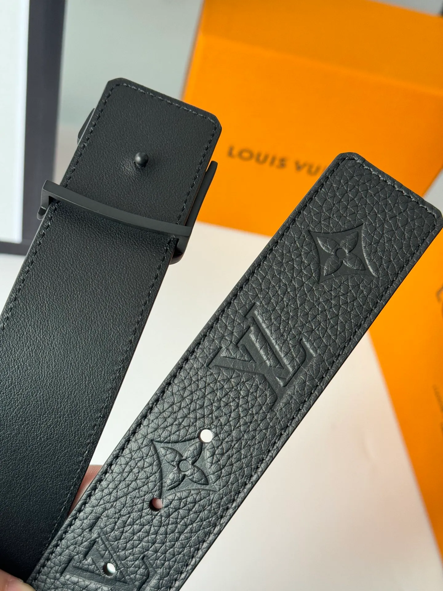 💰480💰Full package💰 💍Purchase level LV Shape MNG ⚡️Climbing double-sided belt draws inspiration from rock climbing⚡️The spray-painted Monogram climbing pattern expresses the rough texture of the rugged rocks. Turn it over to reveal the calm plain color⚡️Width 40 mm