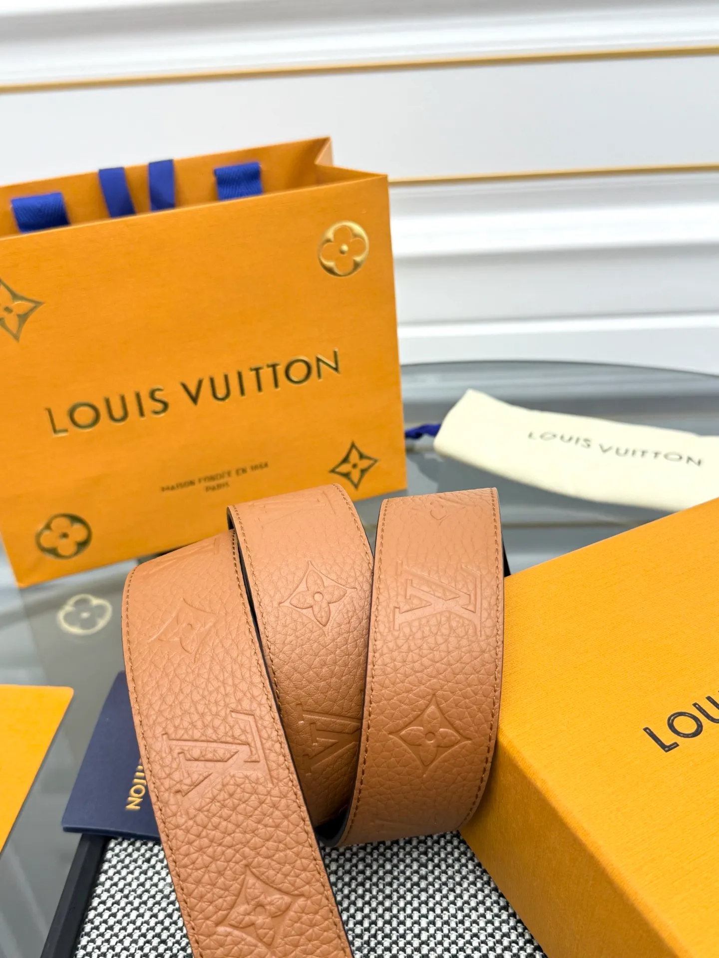 💰520💰Full package💰 💍Purchase level LV⚡️🌹Trendy men's wear New belt L V NEW Width 4cm The belt surface is made of imported Togo pebbles embossed with floral patterns. Pure black original calfskin bottom. Excellent hand feel. Paired with exquisite buckles of the same color as the belt. Multi-color🉑selected. Matches original packaging📦