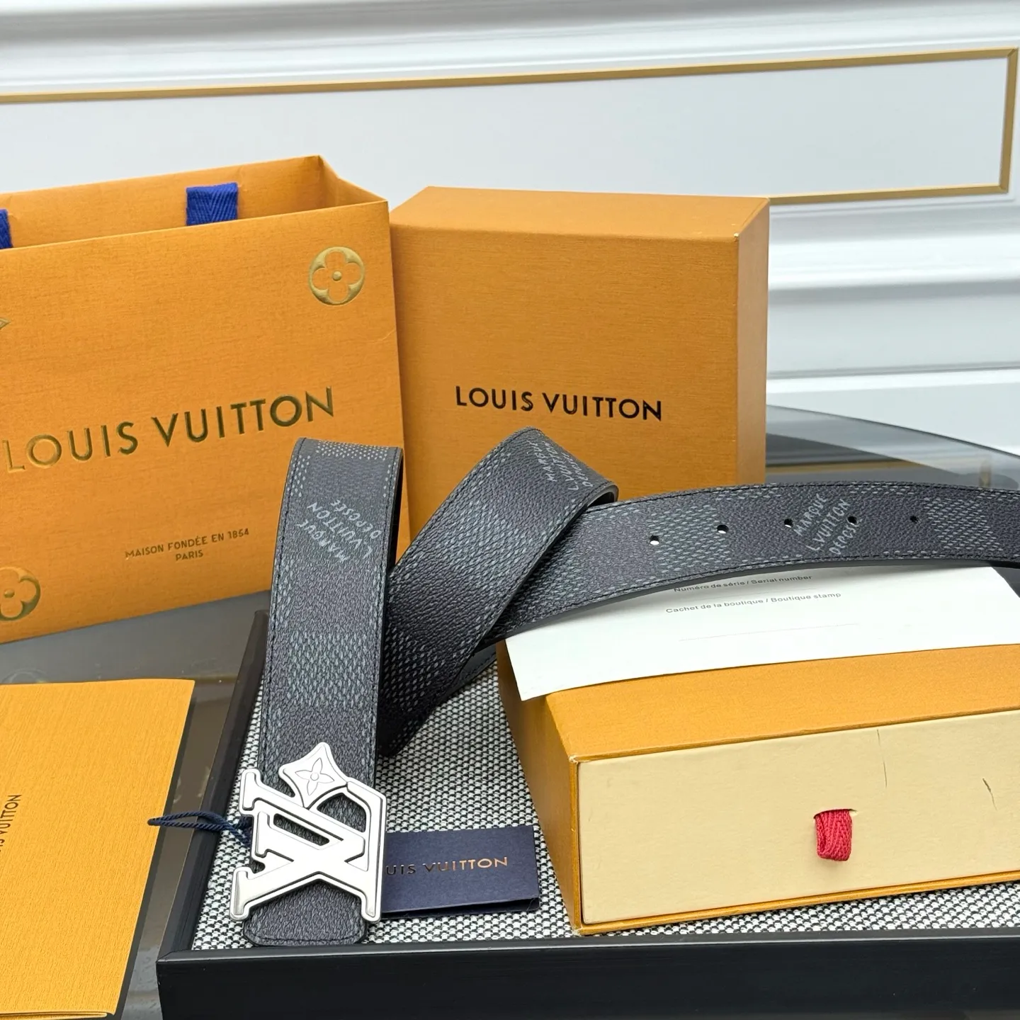 💰480💰Full package💰 💍Purchasing-grade LV⚡️🌹Dimension double-sided belt combines creative heritage with gorgeous street style, highlighting the fashion vision of creative director Pharrell Williams. Monogram canvas covers the outer layer, and the LV Dimension metal buckle shimmers with subtle luster, making it possible to express your personality in various occasions.