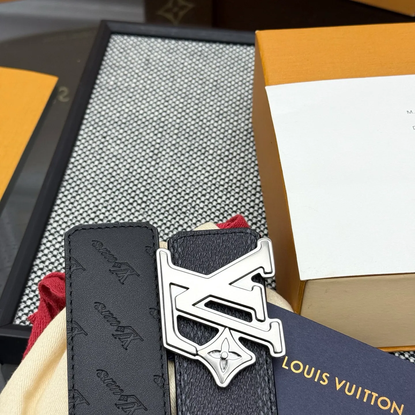 💰480💰Full package💰 💍Purchasing-grade LV⚡️🌹Dimension double-sided belt combines creative heritage with gorgeous street style, highlighting the fashion vision of creative director Pharrell Williams. Monogram canvas covers the outer layer, and the LV Dimension metal buckle shimmers with subtle luster, making it possible to express your personality in various occasions.