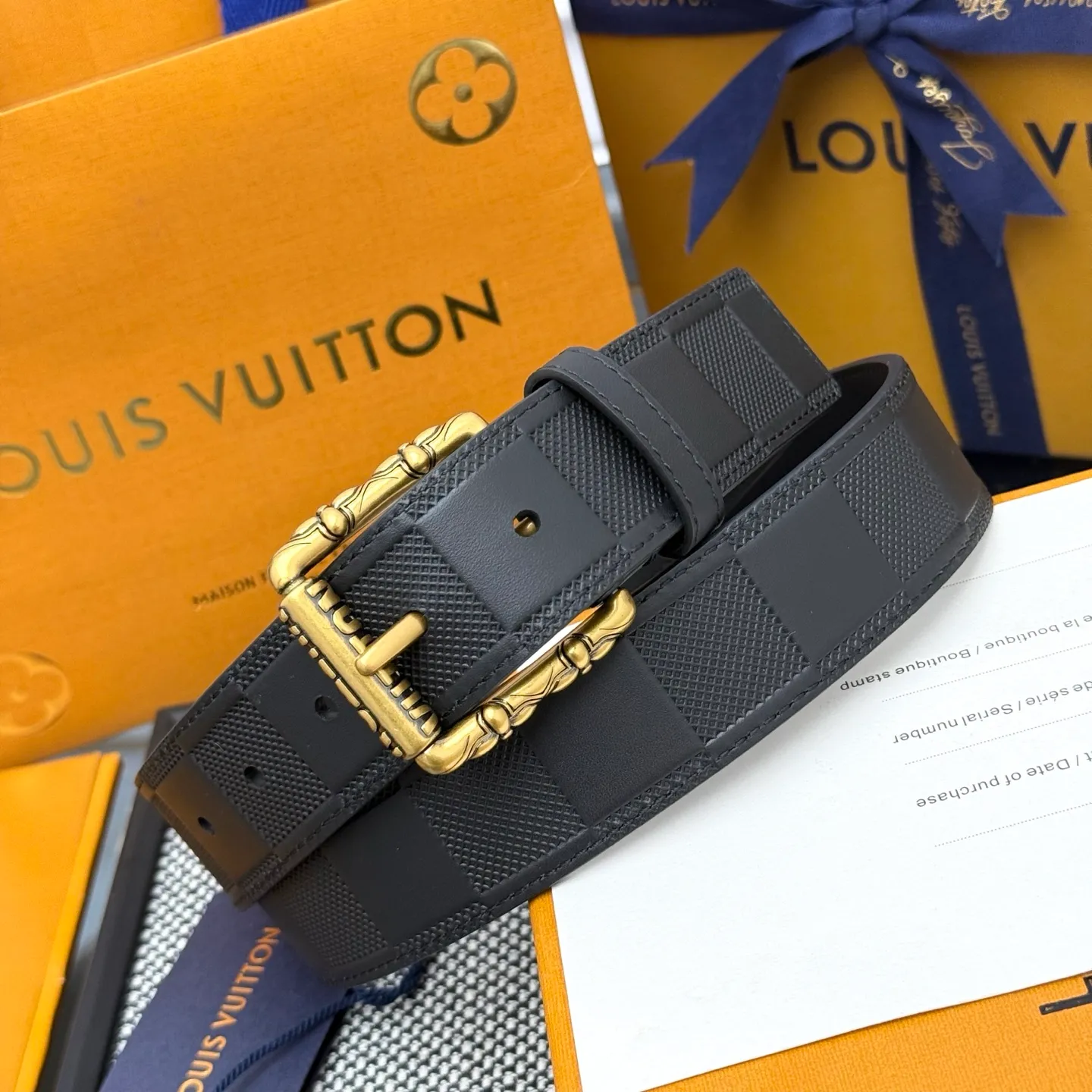 💰520💰Full package💰 💍Purchasing-grade LV⚡️🌹Drift Monogram Surplus belt reinterprets the brand heritage from a youthful perspective and tells the dynamic aesthetics of creative director Pharrell Williams. Monogram coated canvas is dipped in military colors on one side, while the reverse is in plain leather with a subtle pin buckle.