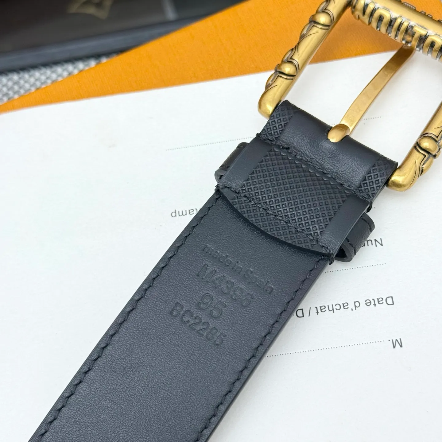 💰520💰Full package💰 💍Purchasing-grade LV⚡️🌹Drift Monogram Surplus belt reinterprets the brand heritage from a youthful perspective and tells the dynamic aesthetics of creative director Pharrell Williams. Monogram coated canvas is dipped in military colors on one side, while the reverse is in plain leather with a subtle pin buckle.
