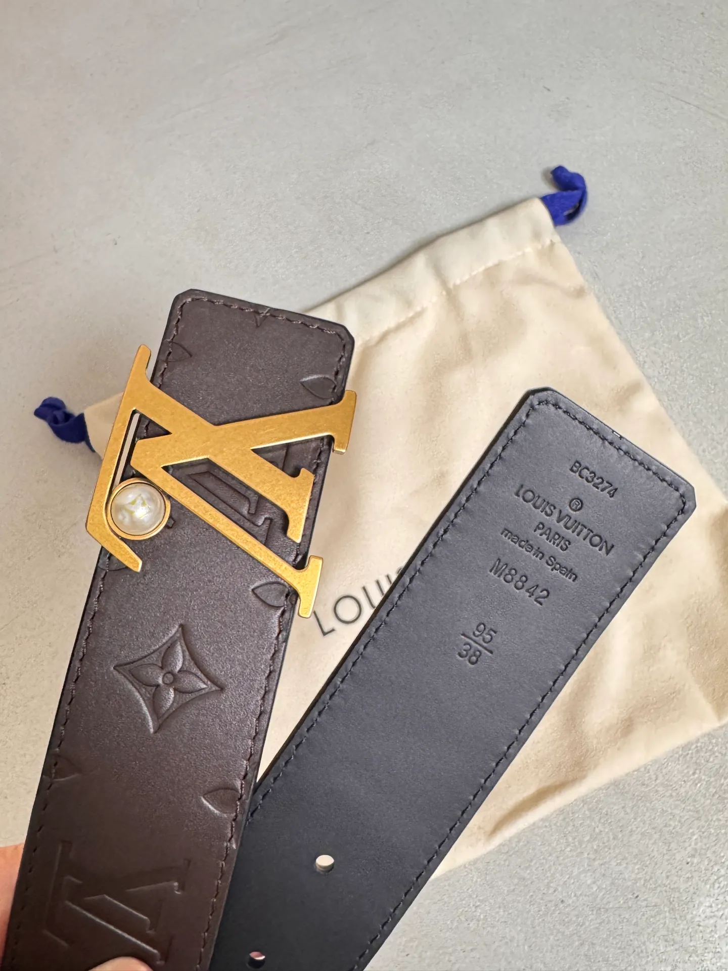 💰480💰Full package💰 💍Purchasing-grade LV⚡️🌹Fashion super list—Louis Vuitton belt black cowhide embossed belt, lettered pearls embellished with metal buckle, easy to handle regardless of season or occasion, adding to the overall style and temperament. Model M8842 Specification 40mm.