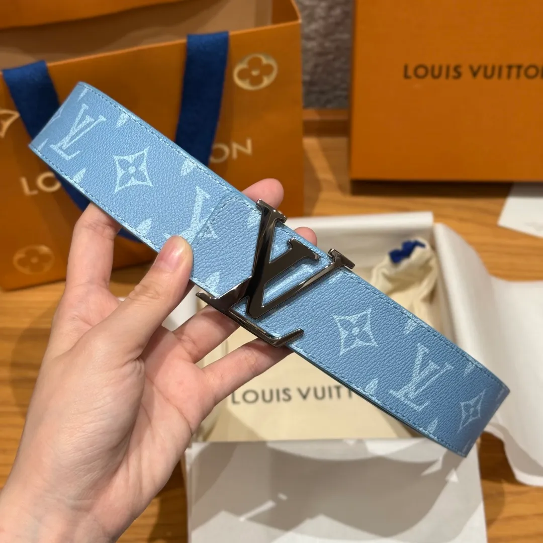 💰440💰Full package💰 💍Purchasing-grade LV men's double-sided belt. This double-sided belt is cleverly spliced ​​with Monogram canvas and smooth cow leather. The enamel buckle with brand letters highlights the iconic style. It once again witnesses the brand's exquisite craftsmanship. The modern design can be easily integrated into casual or formal looks. Width 4.0cm