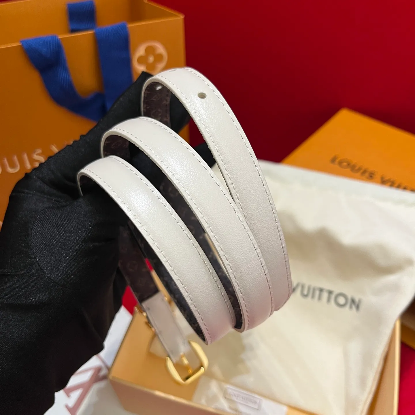 💰520💰Full package💰💍Purchasing agent level LV Donkey Home *｜Women's belt is new~ 1.5cm suitable for all kinds of outfits Black: the king of all-match, can handle both cold and warm colors Beige: a must-have for spring and summer Fresh and versatile The button design is the finishing touch Enamel ring effect Pin buckle makes the outfit instantly fashionable