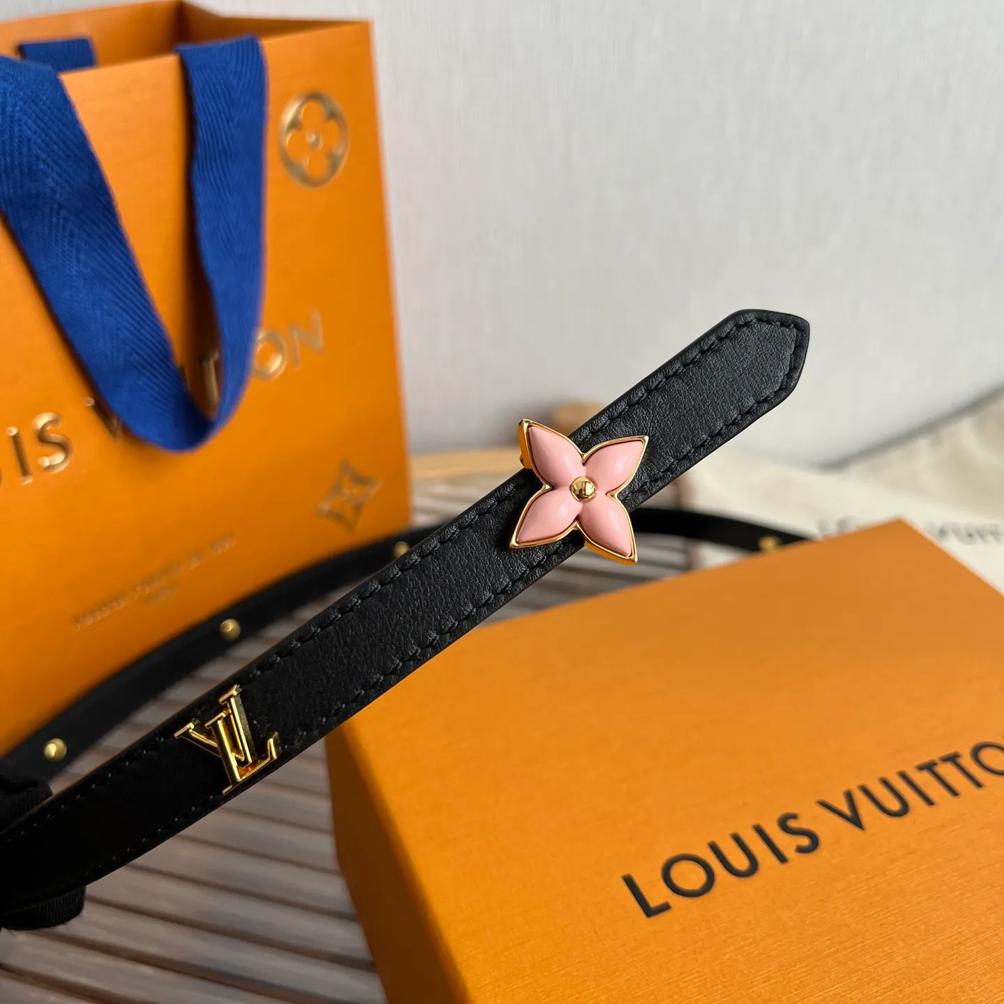 💰560💰Full package💰 💍Purchasing-grade LV⚡️🌹Lvjia women’s belt💎👗Super fairy original replica 1.5cm wide⚡️🌹Fine double-sided solid color calfskin belt decorated with a series of floral patterns and large letter logo hardware New vacuum palladium-plated letter buckle Whether worn with skirts or pants, it is definitely your best choice