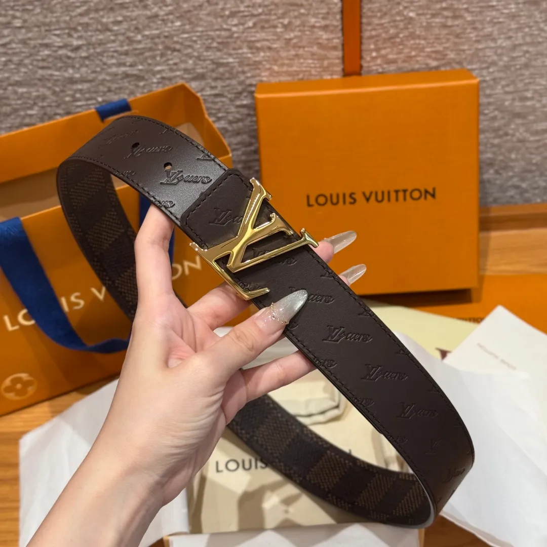 💰480💰Full package💰 💍Purchase level LV new double-sided belt. This double-sided belt is made of Monogram coated canvas. The L.V Flower embossing on the back leather shows the new logo designed by Pharrell Williams. The unique buckle incorporates eye-catching letters, giving the brand elements a modern charm. Width 40mm