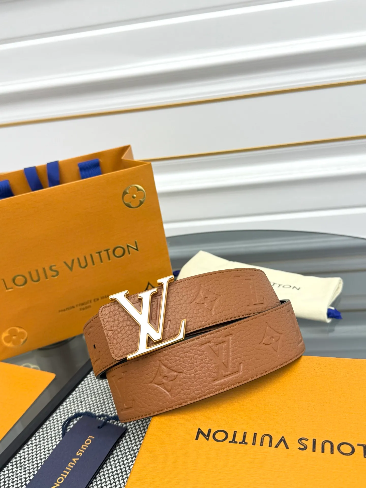 💰520💰Full package💰 💍Purchase level LV⚡️🌹Trendy men's wear New belt L V NEW Width 4cm The belt surface is made of imported Togo pebbles embossed with floral patterns. Pure black original calfskin bottom. Excellent hand feel. Paired with exquisite buckles of the same color as the belt. Multi-color🉑selected. Matches original packaging📦