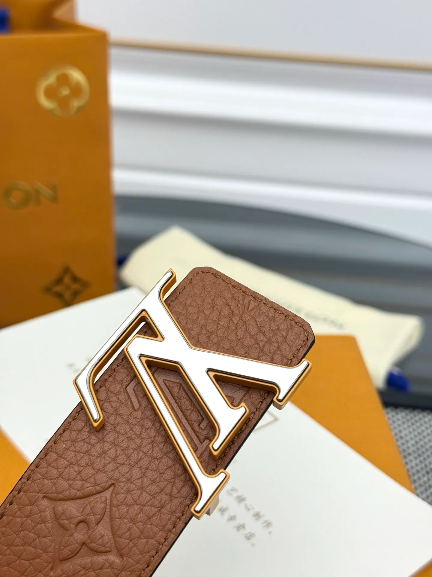 💰520💰Full package💰 💍Purchase level LV⚡️🌹Trendy men's wear New belt L V NEW Width 4cm The belt surface is made of imported Togo pebbles embossed with floral patterns. Pure black original calfskin bottom. Excellent hand feel. Paired with exquisite buckles of the same color as the belt. Multi-color🉑selected. Matches original packaging📦