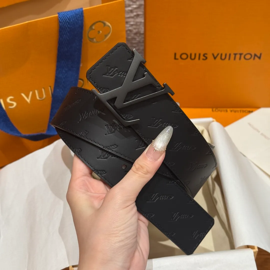 💰480💰Full package💰 💍Purchase level LV new double-sided belt. This double-sided belt is made of Monogram coated canvas. The L.V Flower embossing on the back leather shows the new logo designed by Pharrell Williams. The unique buckle incorporates eye-catching letters, giving the brand elements a modern charm. Width 40mm
