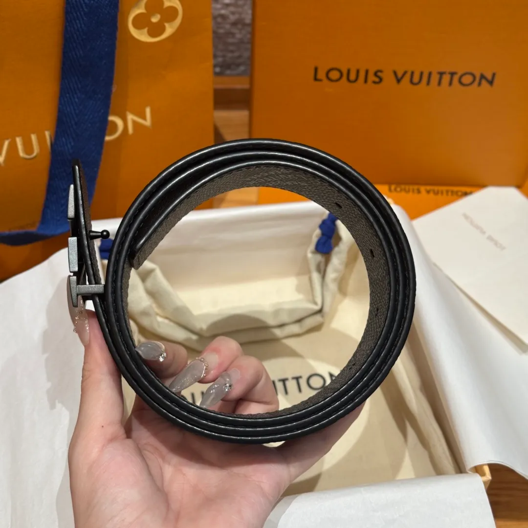 💰480💰Full package💰 💍Purchase level LV new double-sided belt. This double-sided belt is made of Monogram coated canvas. The L.V Flower embossing on the back leather shows the new logo designed by Pharrell Williams. The unique buckle incorporates eye-catching letters, giving the brand elements a modern charm. Width 40mm
