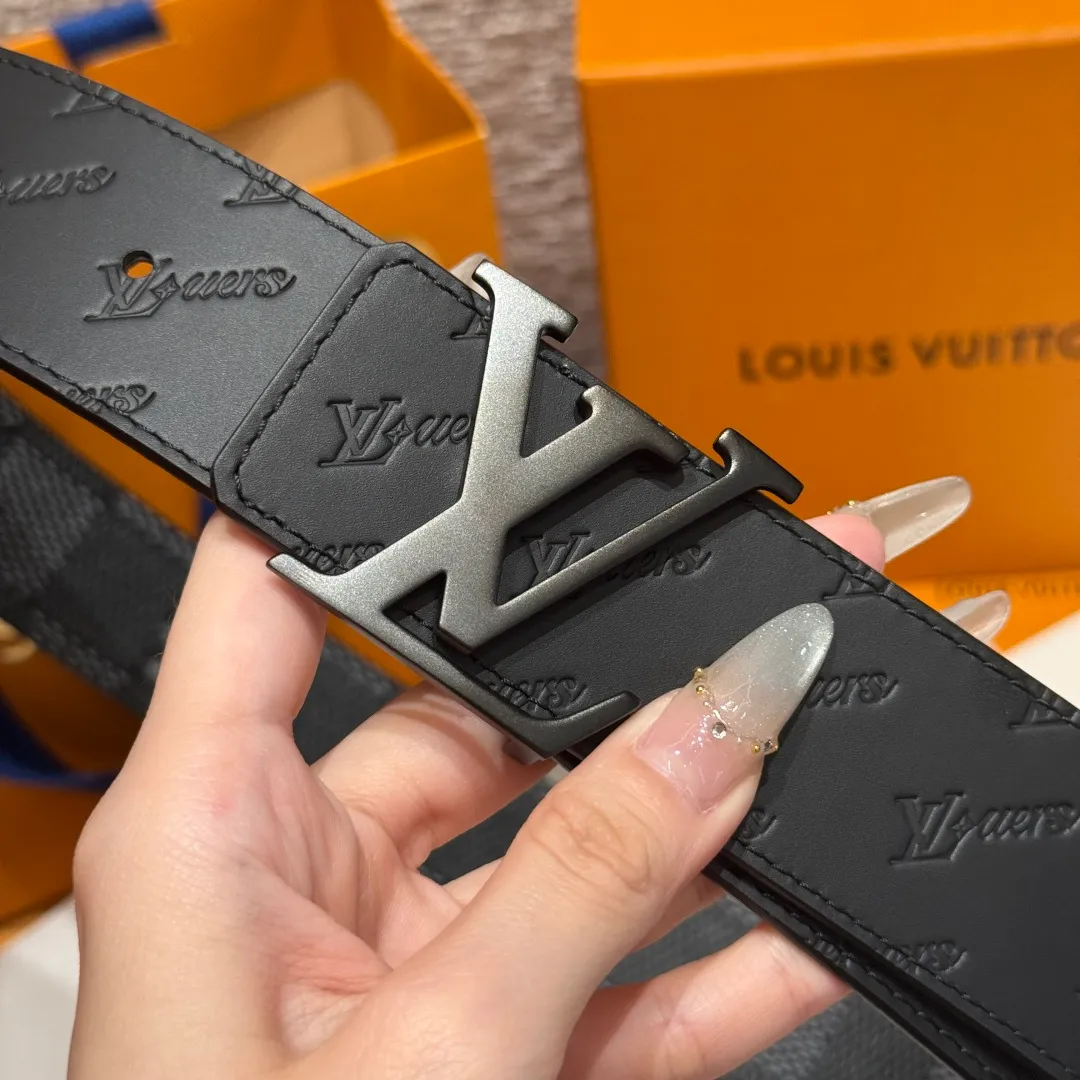 💰480💰Full package💰 💍Purchase level LV new double-sided belt. This double-sided belt is made of Monogram coated canvas. The L.V Flower embossing on the back leather shows the new logo designed by Pharrell Williams. The unique buckle incorporates eye-catching letters, giving the brand elements a modern charm. Width 40mm