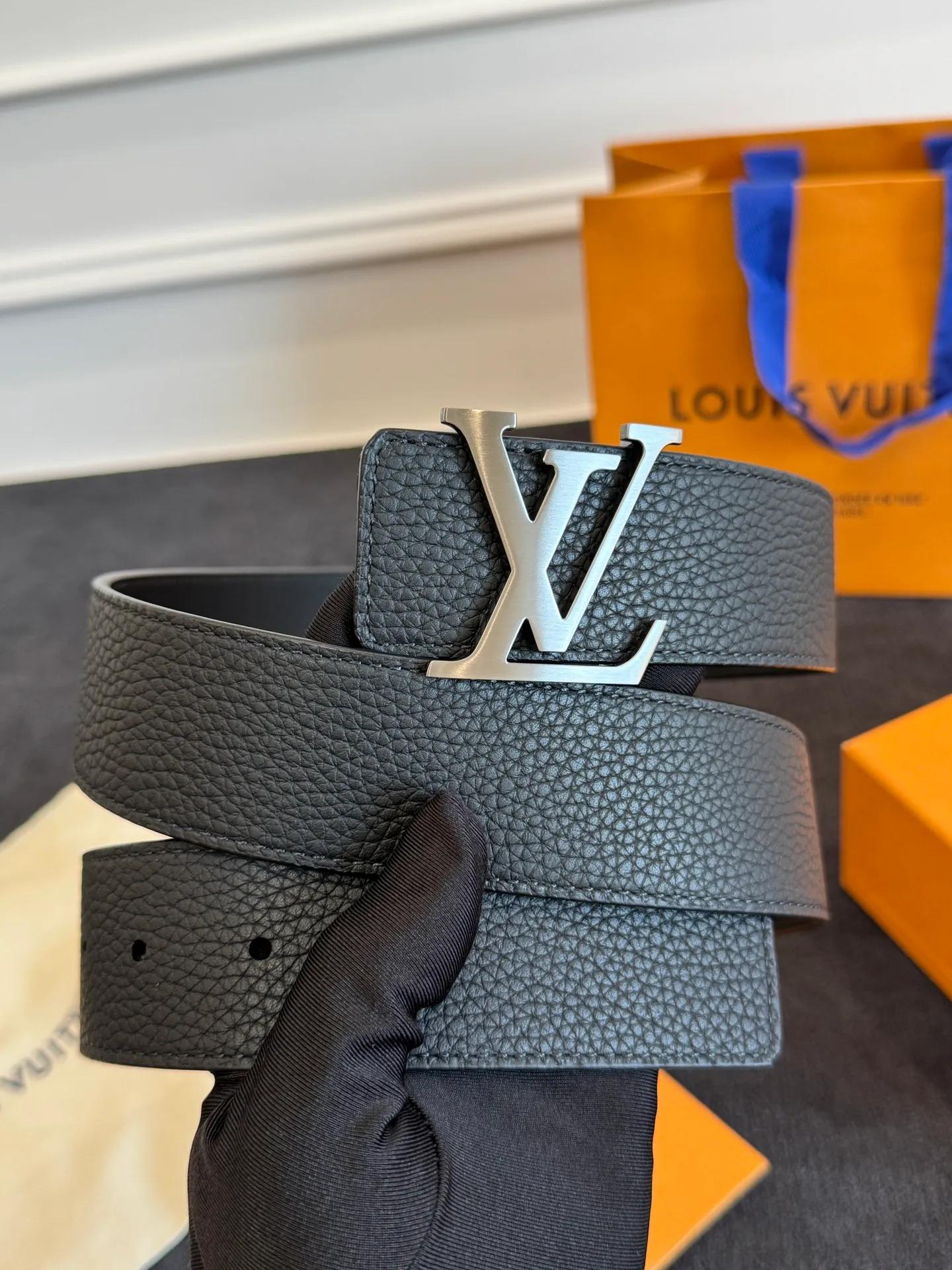 💰520💰Full package💰 💍Purchasing agent level LV men's belt⚡️🌹Small single item enhances clothes!!! Width 4.0cm⚡️🌹Selected imported calfskin on both sides. Pure cowhide with pebbled pattern on the belt. Boutique letter buckle is simple and elegant⚡️🌹Low-key and very suitable for daily use