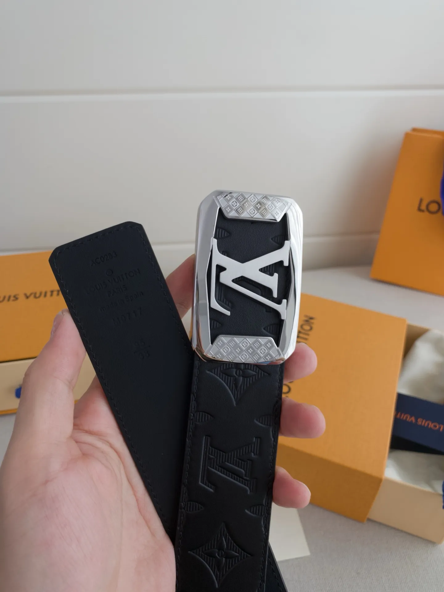 💰480💰Full package💰 💍Purchasing-grade LV luxury modern Taurillon leather, decorated with elegant and elegant iconic LV initials. Soft yet sturdy leather belt, two-tone, reversible; pairs well with everything from formal wear to casual wear. Width 4.0cm.