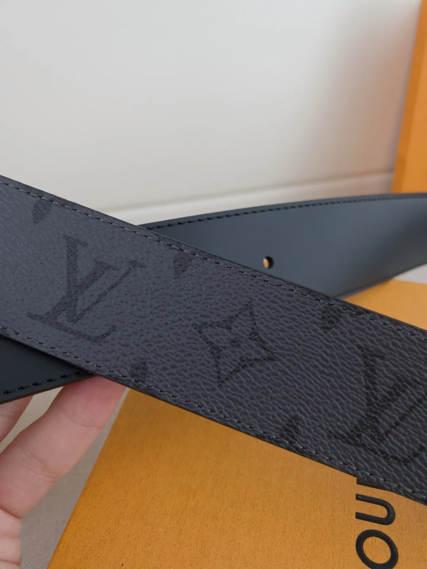 💰480💰Full package💰 💍Purchasing-grade LV luxury modern Taurillon leather, decorated with elegant and elegant iconic LV initials. Soft yet sturdy leather belt, two-tone, reversible; pairs well with everything from formal wear to casual wear. Width 4.0cm.