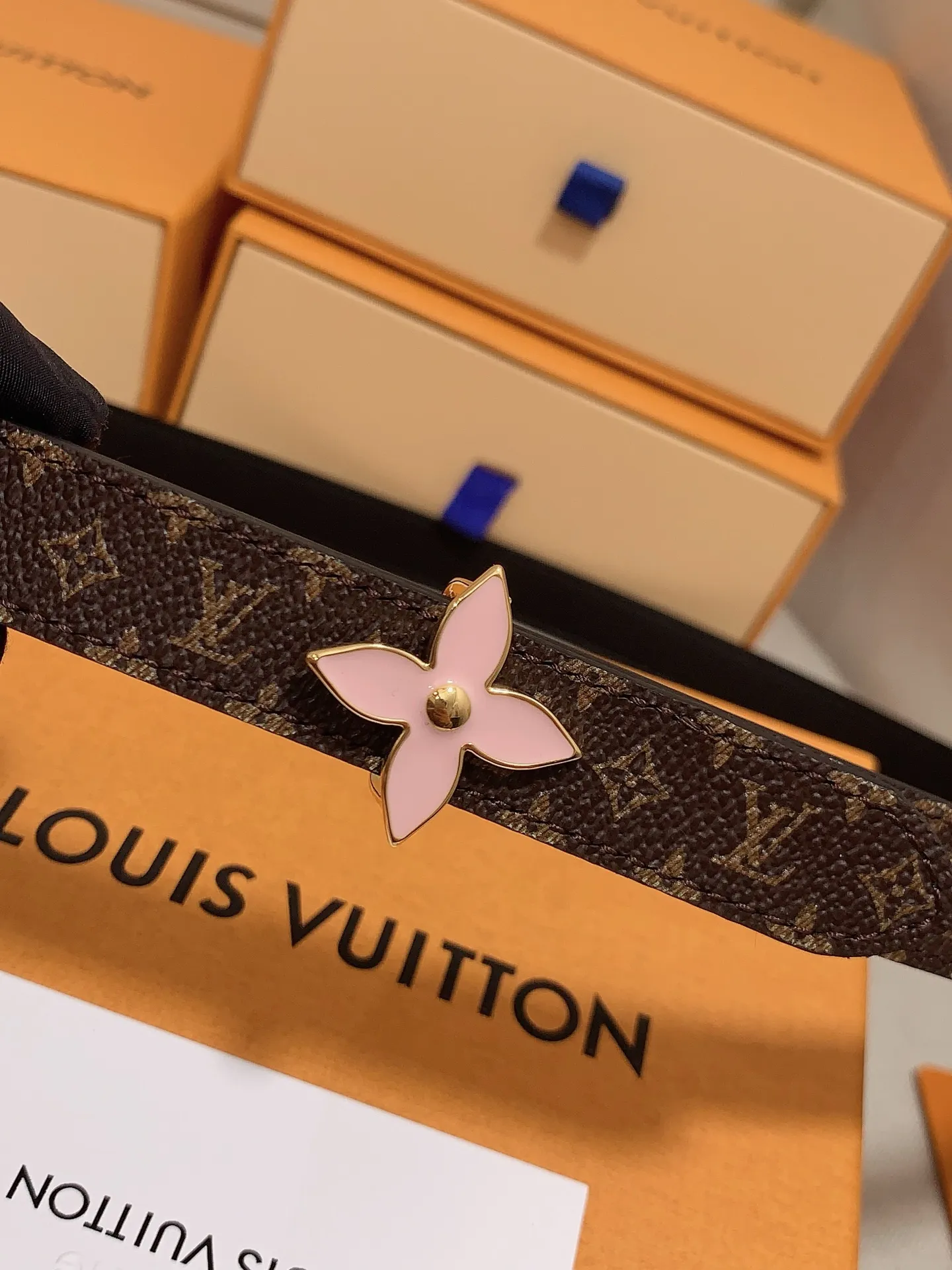 💰460💰Full package💰 💍Purchasing-grade Louis vuitton⚡️🌹Width: 1.5cm l v Takashi Murakami co-branded belt. Practical and exquisite ⚡️🌹Exquisite and beautiful 1.5mm women's belt⚡️🌹With a flower-shaped enamel effect letter buckle, the upper body effect is great.