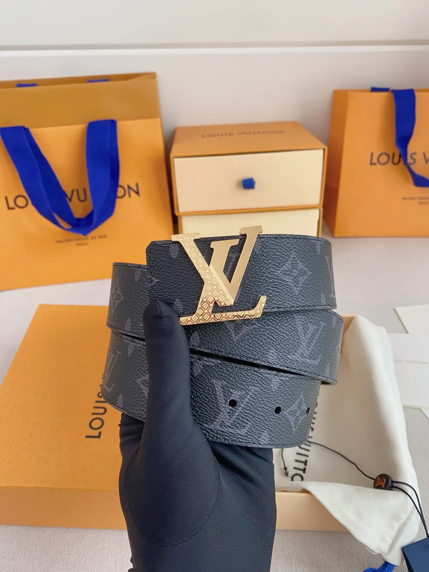💰480💰Full package💰 💍Purchasing-grade LV⚡️🌹Luxurious modern Taurillon leather, decorated with the elegant and elegant iconic ⚡️🌹LV initials. Soft and strong belt ⚡️🌹Double-sided imported cowhide can be used on both sides; can be matched with various clothing from dresses to casual wear. Width 4.0cm