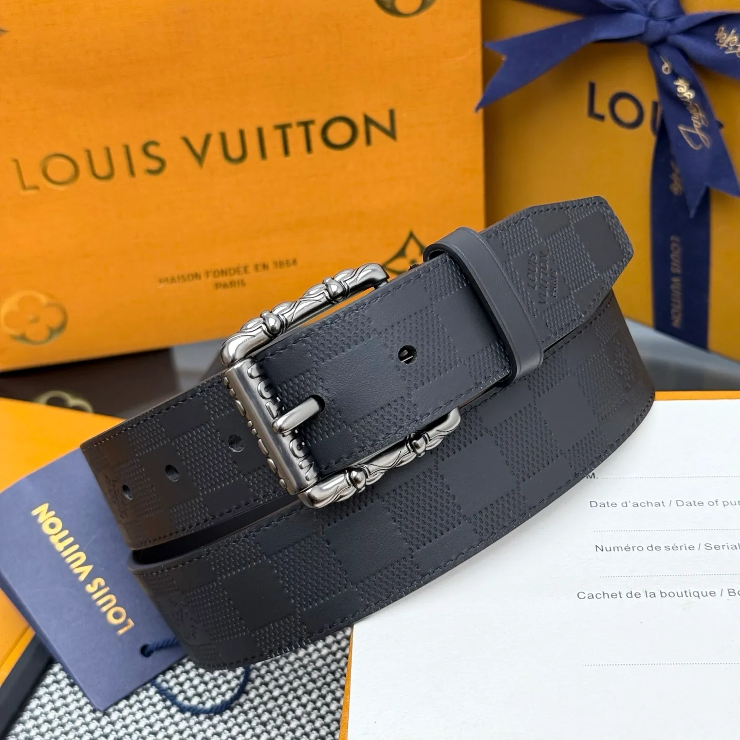 💰520💰Full package💰 💍Purchasing-grade LV⚡️🌹This Drift Rockabilly 3.5cm width belt shows strong aura and confident energy with the classic combination of deep tones and glossy metal parts. Cracked leather and intricate buckles subtly convey early rock and roll trends, breaking the traditional paradigm of men's wear.