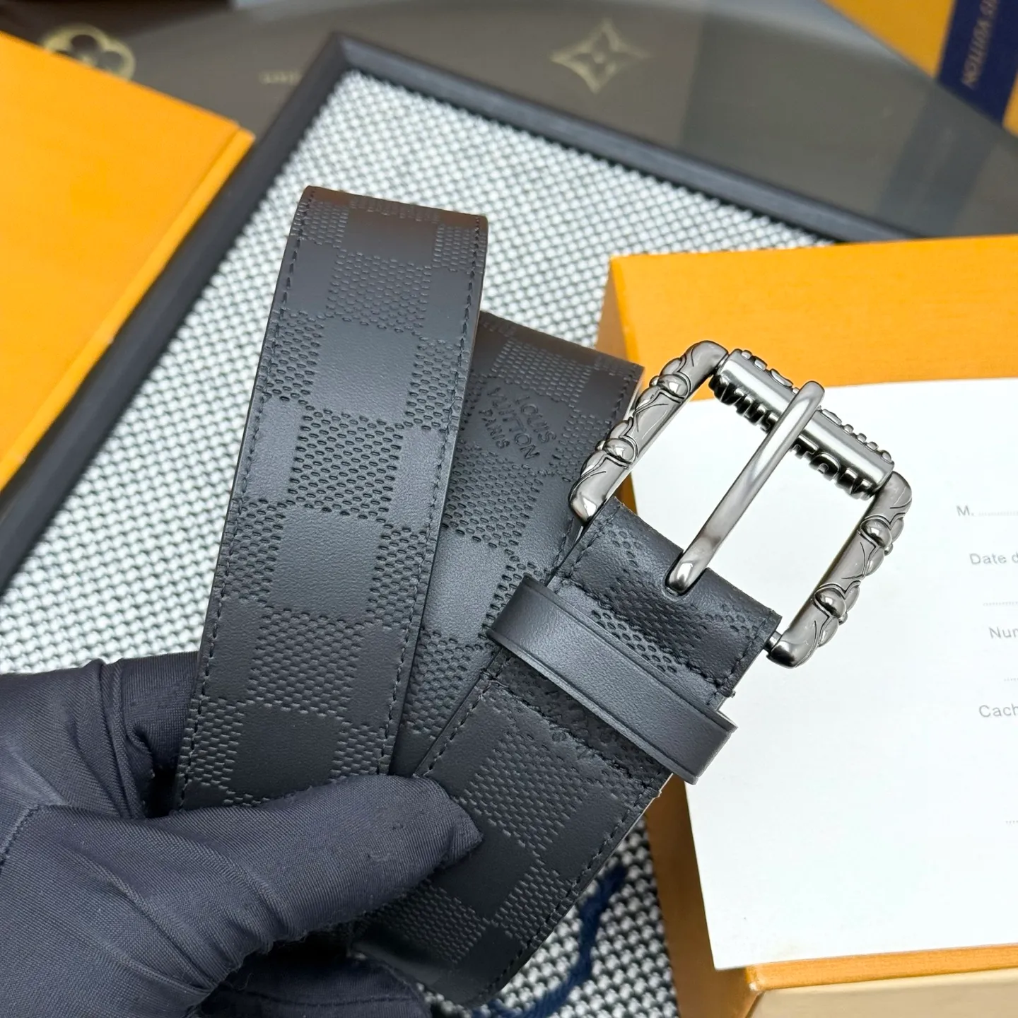 💰520💰Full package💰 💍Purchasing-grade LV⚡️🌹This Drift Rockabilly 3.5cm width belt shows strong aura and confident energy with the classic combination of deep tones and glossy metal parts. Cracked leather and intricate buckles subtly convey early rock and roll trends, breaking the traditional paradigm of men's wear.