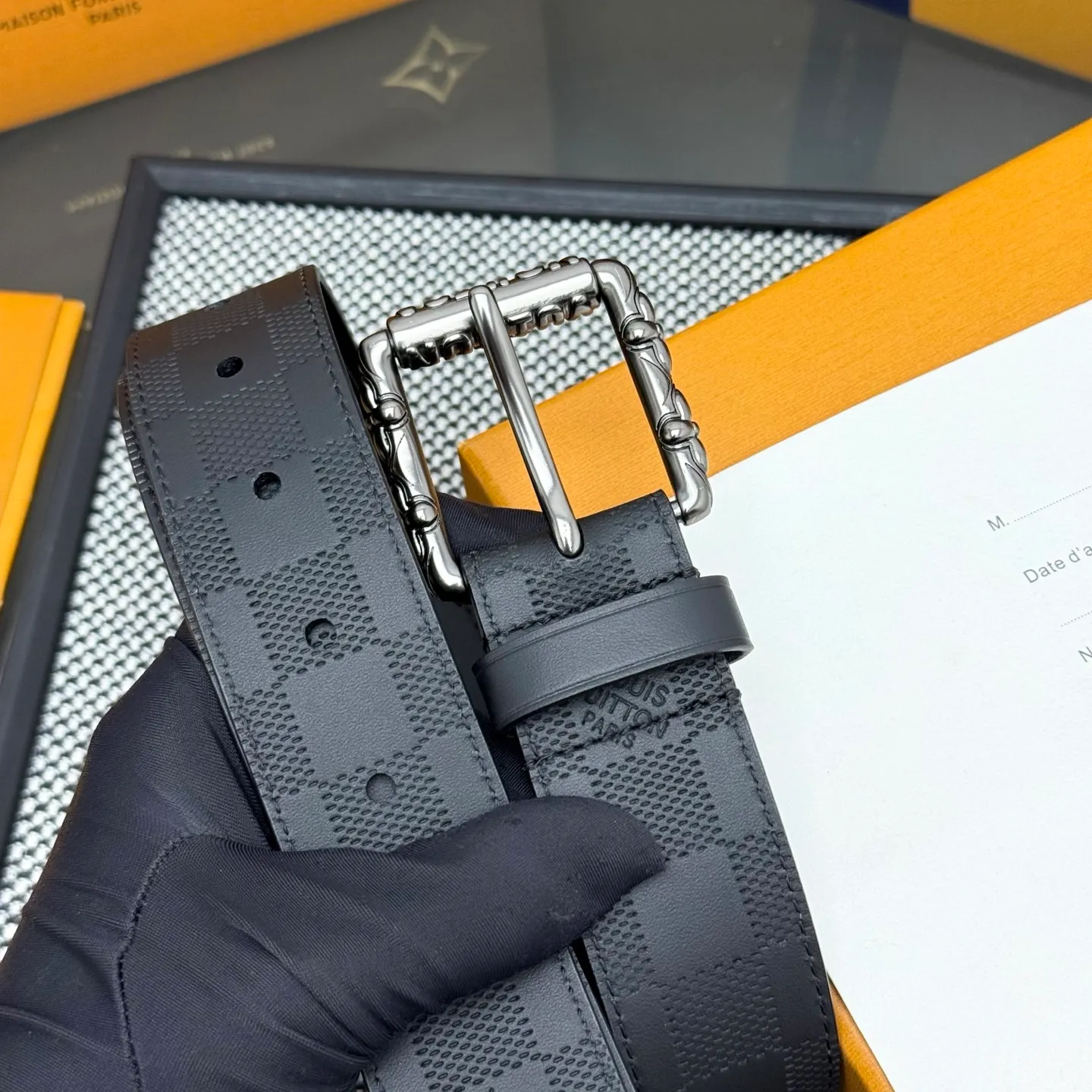 💰520💰Full package💰 💍Purchasing-grade LV⚡️🌹This Drift Rockabilly 3.5cm width belt shows strong aura and confident energy with the classic combination of deep tones and glossy metal parts. Cracked leather and intricate buckles subtly convey early rock and roll trends, breaking the traditional paradigm of men's wear.