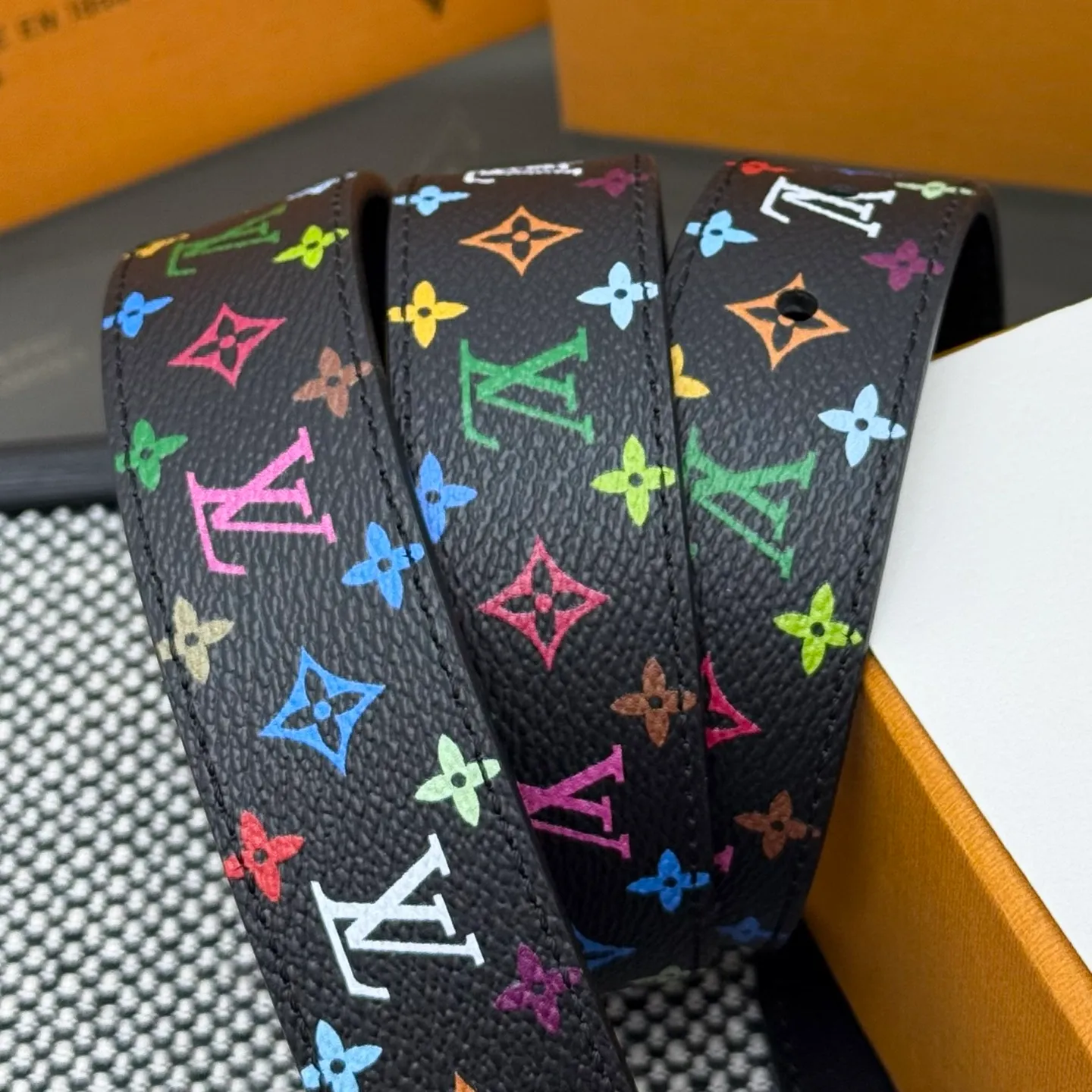 💰520💰Full package💰 💍Purchasing-grade Takashi Murakami three-color LV belt, a new interpretation of the classic Monogram pattern, and colorful color matching to create a fashion spark. The exquisite metal buckle is eye-catching, with different widths of 3.0cm and 2.0cm, suitable for various styles. Whether it is a casual outing or a formal occasion, it can show your taste with a unique style and easily become the center of attention.