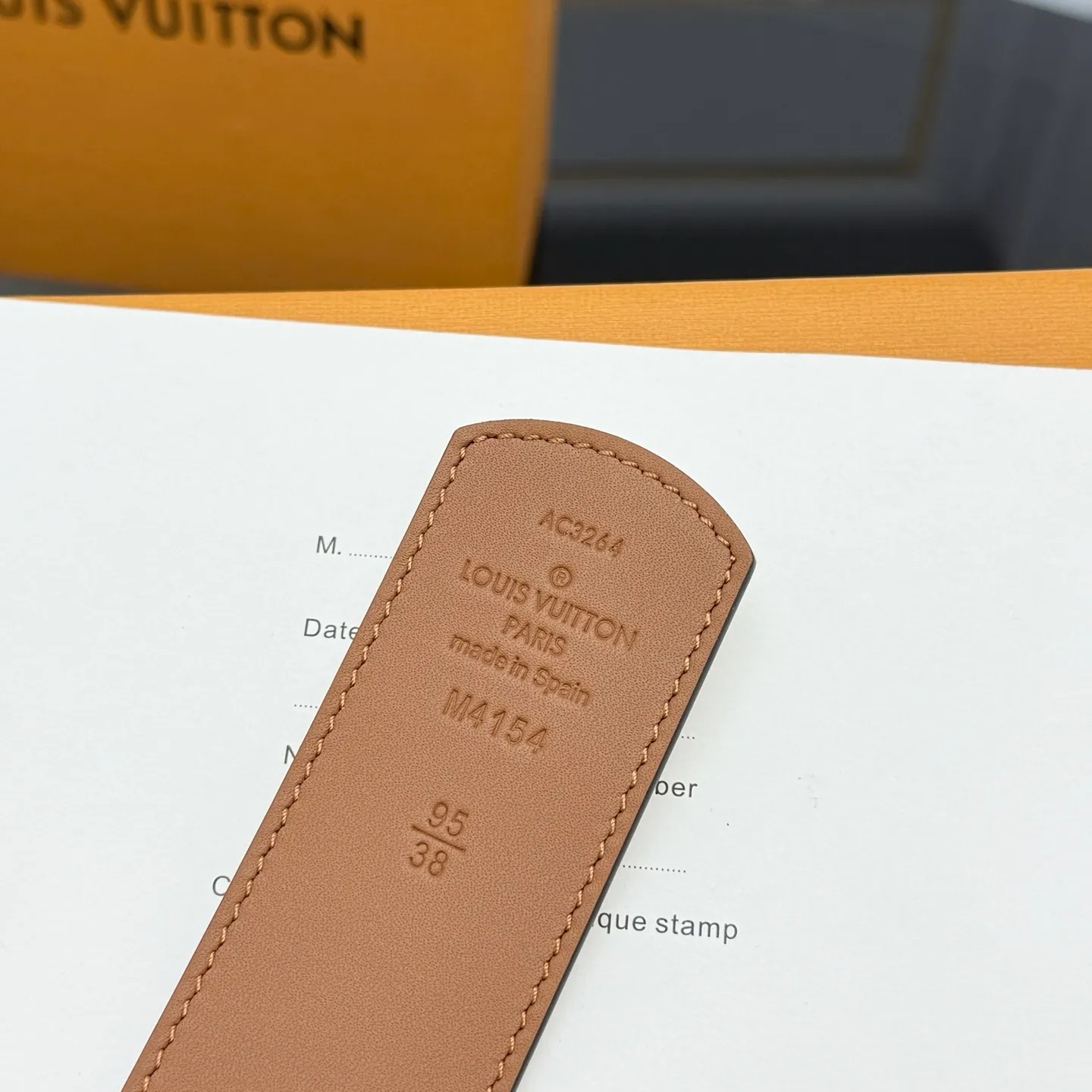 💰480💰Full package💰 💍Purchasing-grade LV Dimension Monogram Héritage double-sided belt is spliced ​​with plain leather and Monogram coated canvas, presenting a new interpretation of the classic design. Brand elements are given a textured feel, and the LV letter buckle adds an eye-catching touch.
