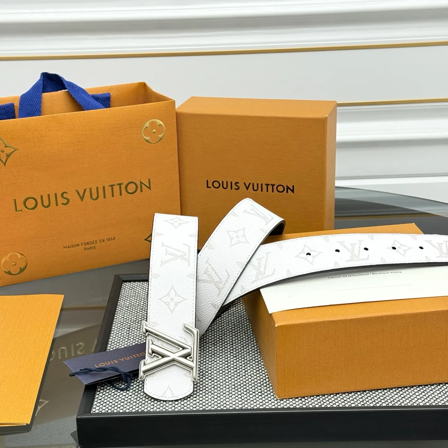💰440💰Full package💰 💍Purchasing-grade LV Dimension⚡️🌹Double-sided belt combines creative heritage with gorgeous street style, highlighting the fashion vision of creative director Pharrell Williams. Monogram canvas covers the outer layer, and the LV Dimension metal buckle shimmers with subtle luster, making it possible to express your personality in various occasions.