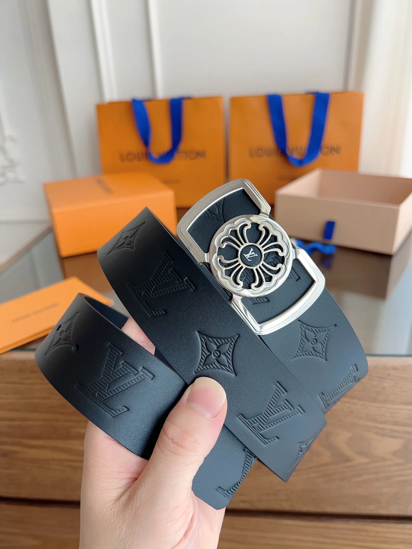 💰480💰Full package💰 💍Purchasing-grade LV Louis Vuitton⚡️🌹Width 3.8cm, double-sided first-layer presbyopic embossing, soft leather. ⚡️🌹Double-sided, fine workmanship, good quality. Button head: stainless steel buckle (gold silver) Size: 100-125cm