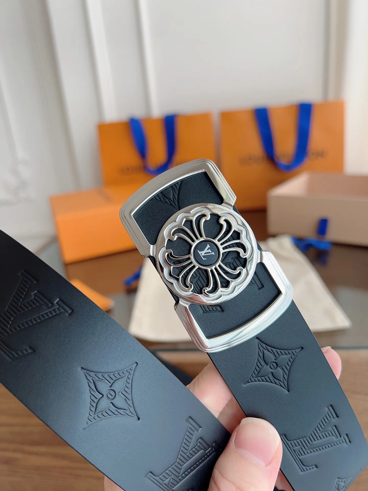 💰480💰Full package💰 💍Purchasing-grade LV Louis Vuitton⚡️🌹Width 3.8cm, double-sided first-layer presbyopic embossing, soft leather. ⚡️🌹Double-sided, fine workmanship, good quality. Button head: stainless steel buckle (gold silver) Size: 100-125cm
