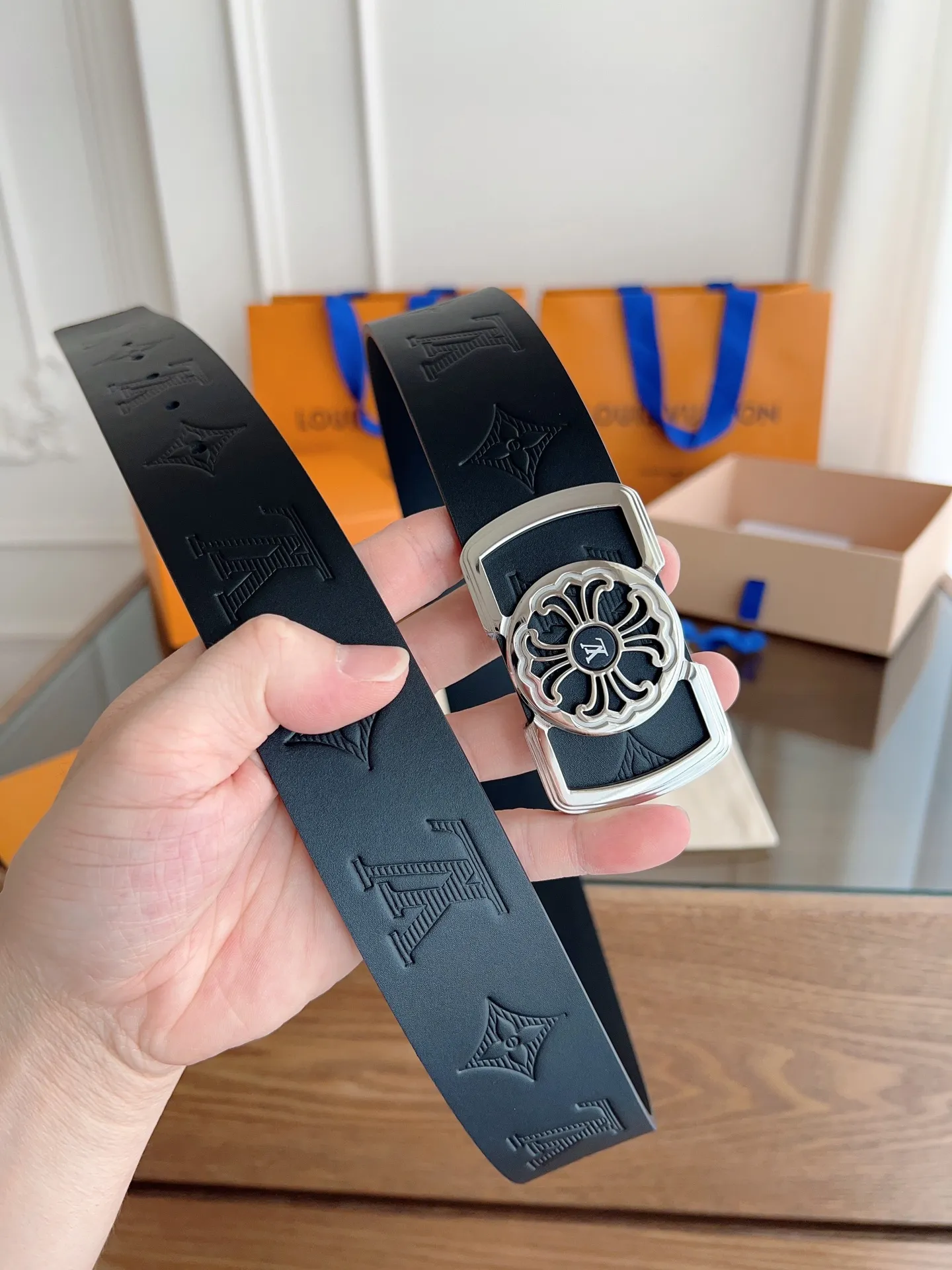 💰480💰Full package💰 💍Purchasing-grade LV Louis Vuitton⚡️🌹Width 3.8cm, double-sided first-layer presbyopic embossing, soft leather. ⚡️🌹Double-sided, fine workmanship, good quality. Button head: stainless steel buckle (gold silver) Size: 100-125cm