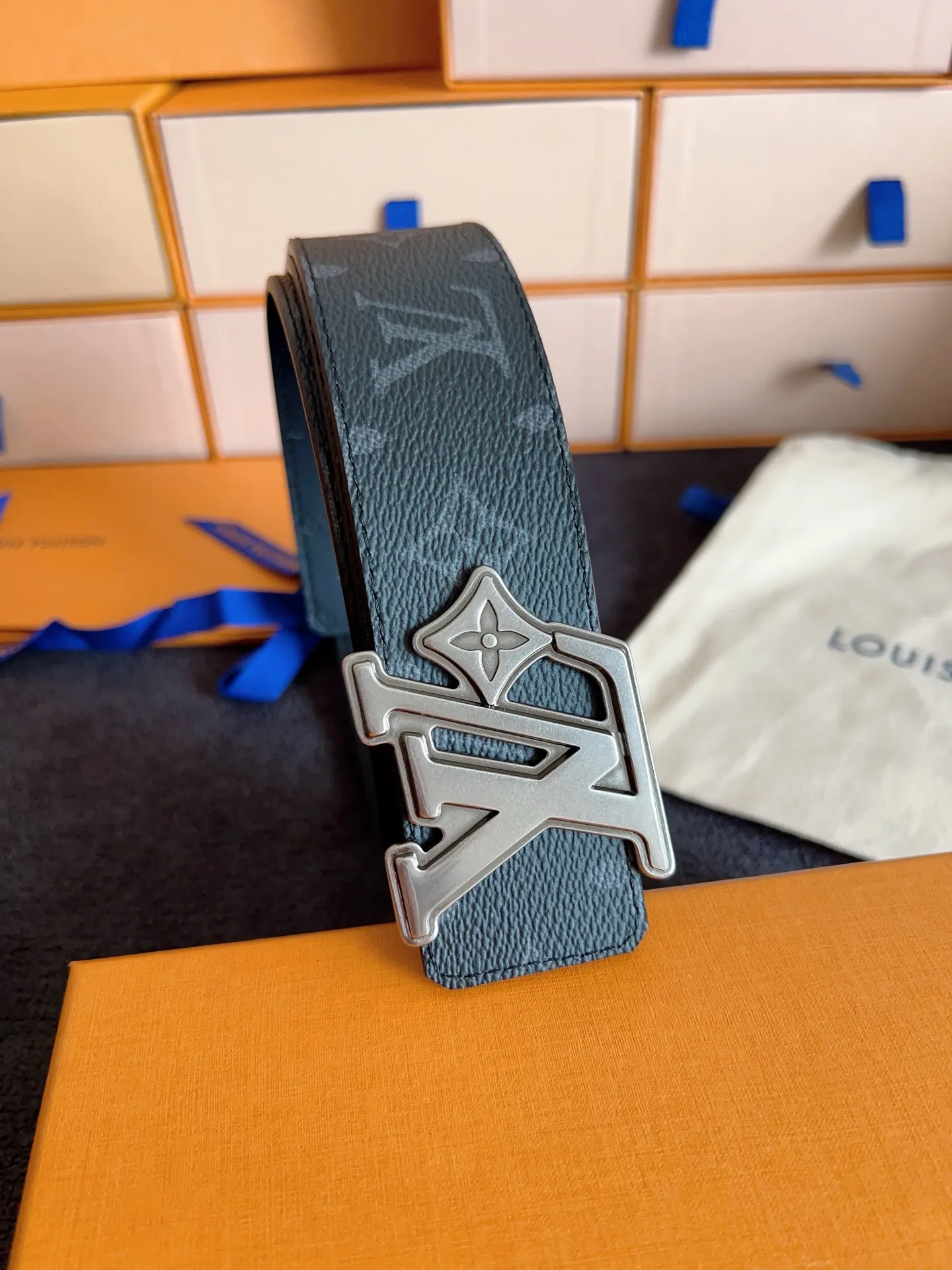 💰480💰Complete package💰 💍Purchasing-grade Lv donkey brand new product⚡️🌹Width 4.0cm Brand new retro craft letter buckle⚡️🌹One side of the belt is made of Italian original fabric🌹The bottom cowhide embossed texture version is double-sided. The upper body effect is excellent and the texture is super good M4110