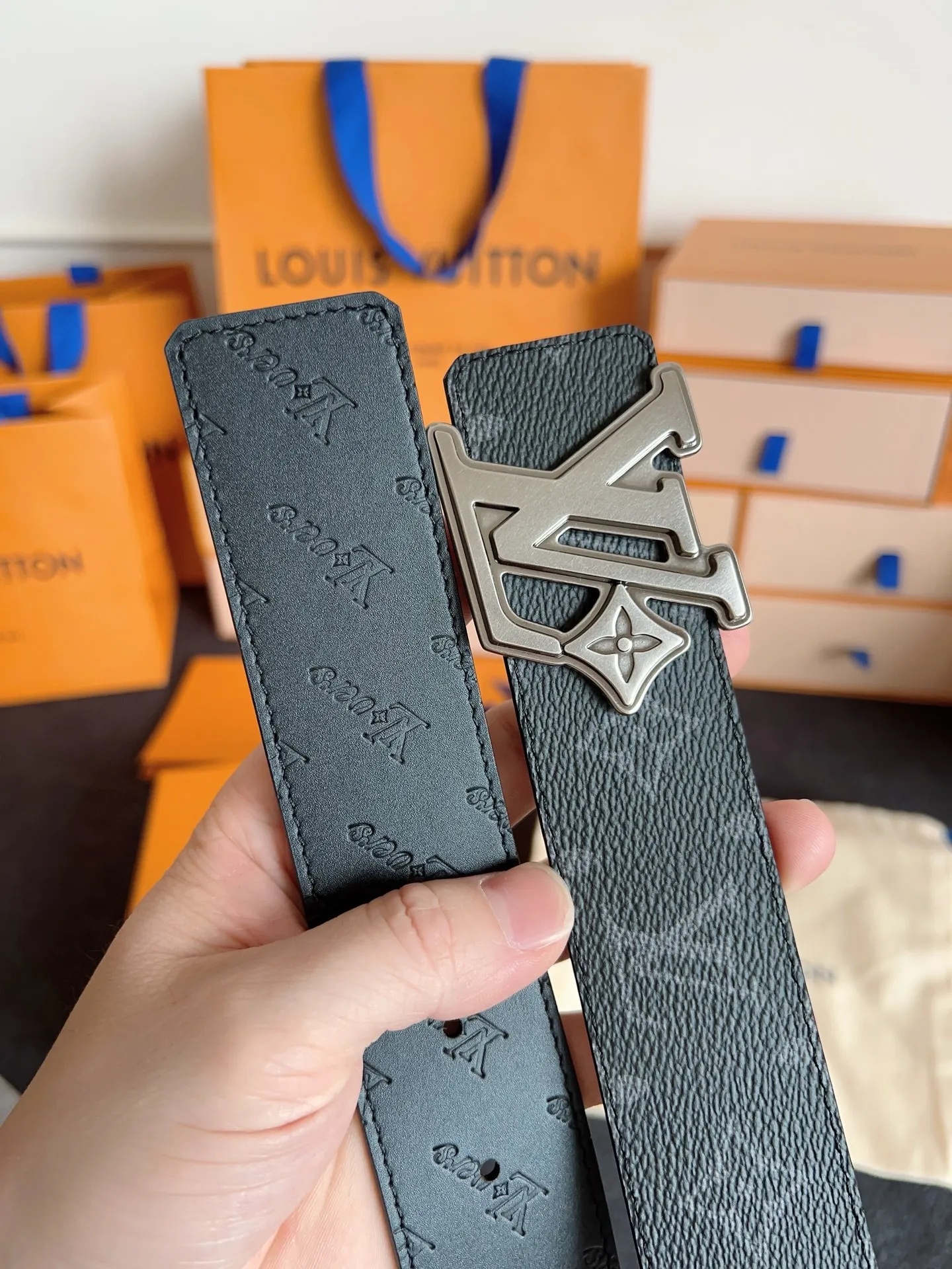 💰480💰Complete package💰 💍Purchasing-grade Lv donkey brand new product⚡️🌹Width 4.0cm Brand new retro craft letter buckle⚡️🌹One side of the belt is made of Italian original fabric🌹The bottom cowhide embossed texture version is double-sided. The upper body effect is excellent and the texture is super good M4110