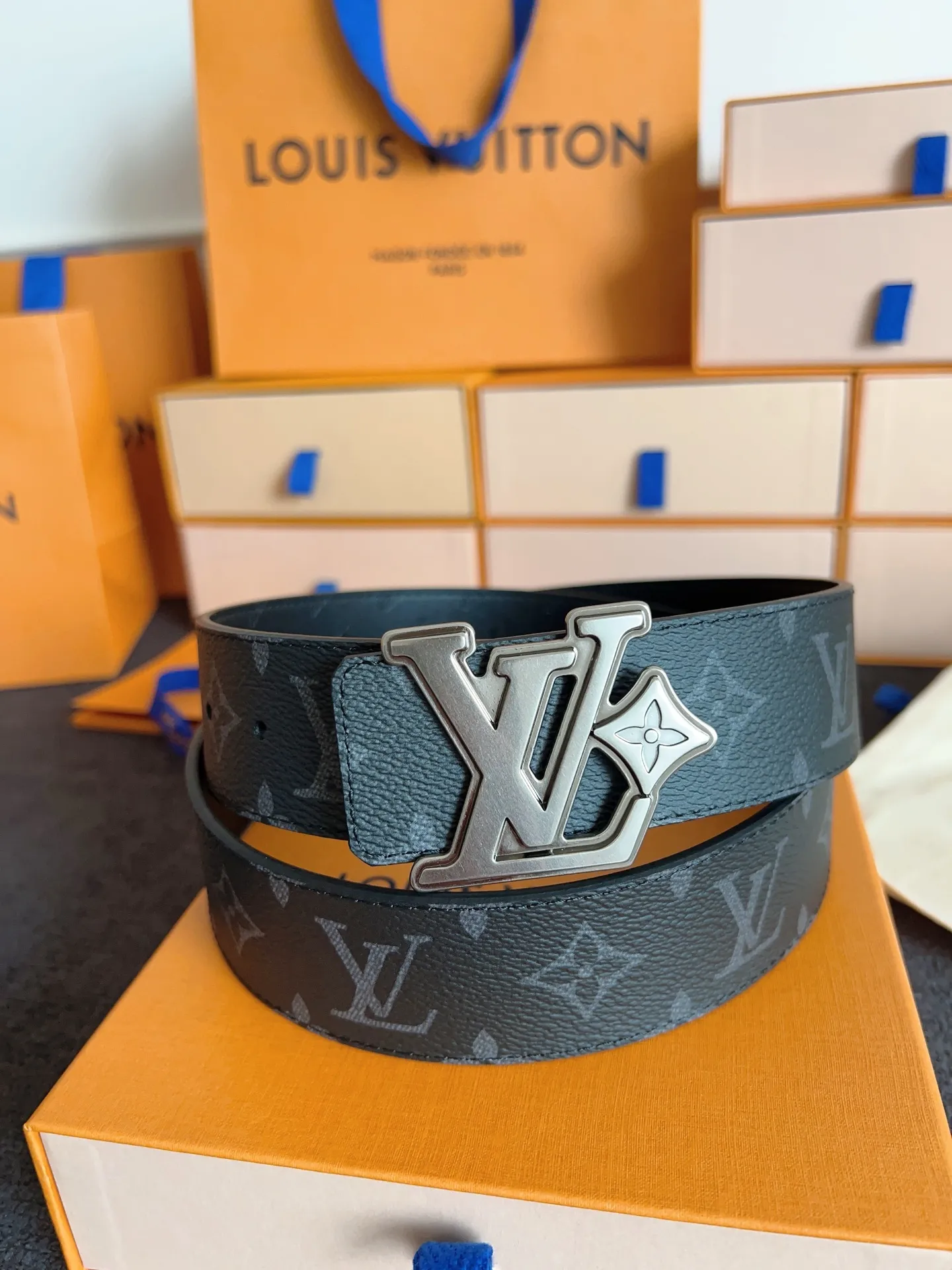 💰480💰Complete package💰 💍Purchasing-grade Lv donkey brand new product⚡️🌹Width 4.0cm Brand new retro craft letter buckle⚡️🌹One side of the belt is made of Italian original fabric🌹The bottom cowhide embossed texture version is double-sided. The upper body effect is excellent and the texture is super good M4110