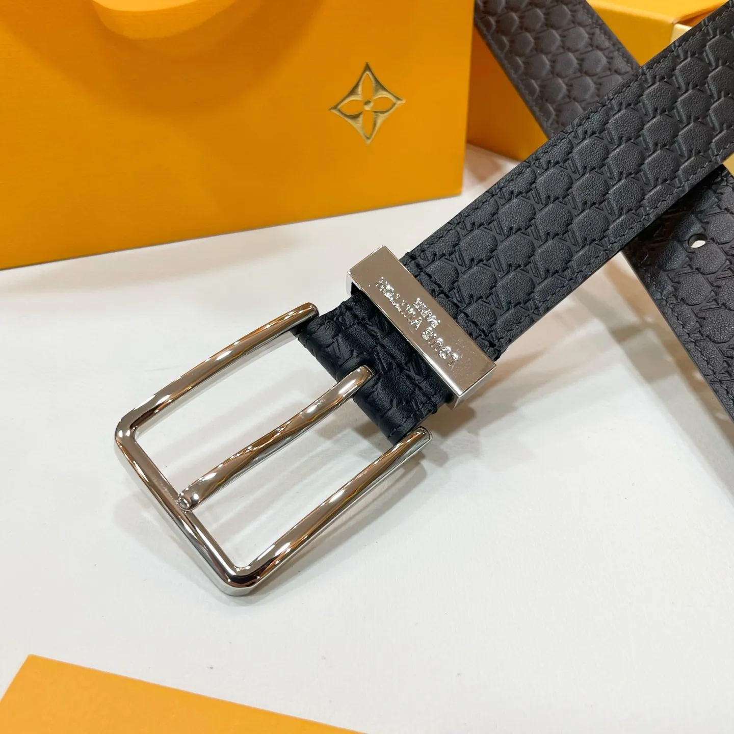 💰480💰Full package💰 💍Purchasing-grade new Lv men's belt⚡️🌹Width 3.5cm Customized canvas fabric decorated with new pattern effect (pure color) ⚡️🌹Set off imported calfskin color bottom Paired with exquisite letter buckle, excellent feel New counter model⚡️🌹