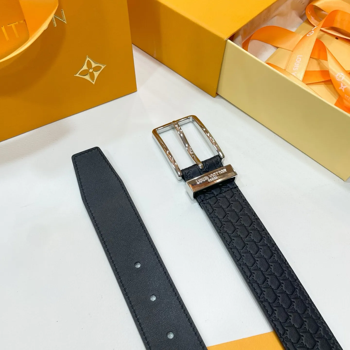 💰480💰Full package💰 💍Purchasing-grade new Lv men's belt⚡️🌹Width 3.5cm Customized canvas fabric decorated with new pattern effect (pure color) ⚡️🌹Set off imported calfskin color bottom Paired with exquisite letter buckle, excellent feel New counter model⚡️🌹