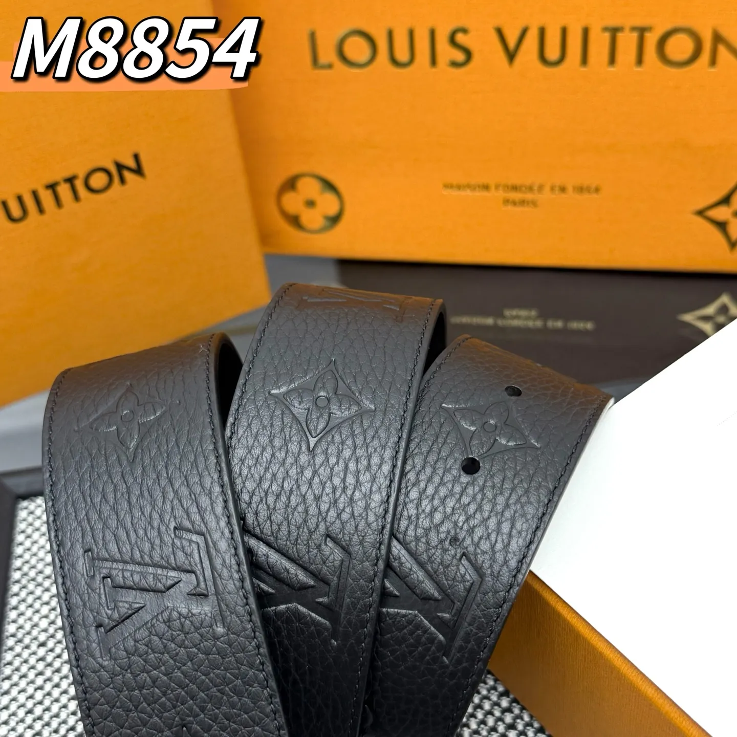 💰520💰Full package💰 💍Purchase level ⚡️M8854 LV Shadow belt has Monogram Shadow⚡️The classic style of leather and the restrained style of plain leather⚡️Then enamel stripes are painted on the LV buckle, refreshing the men's wardrobe with a modern touch⚡️Width 4.0cm
