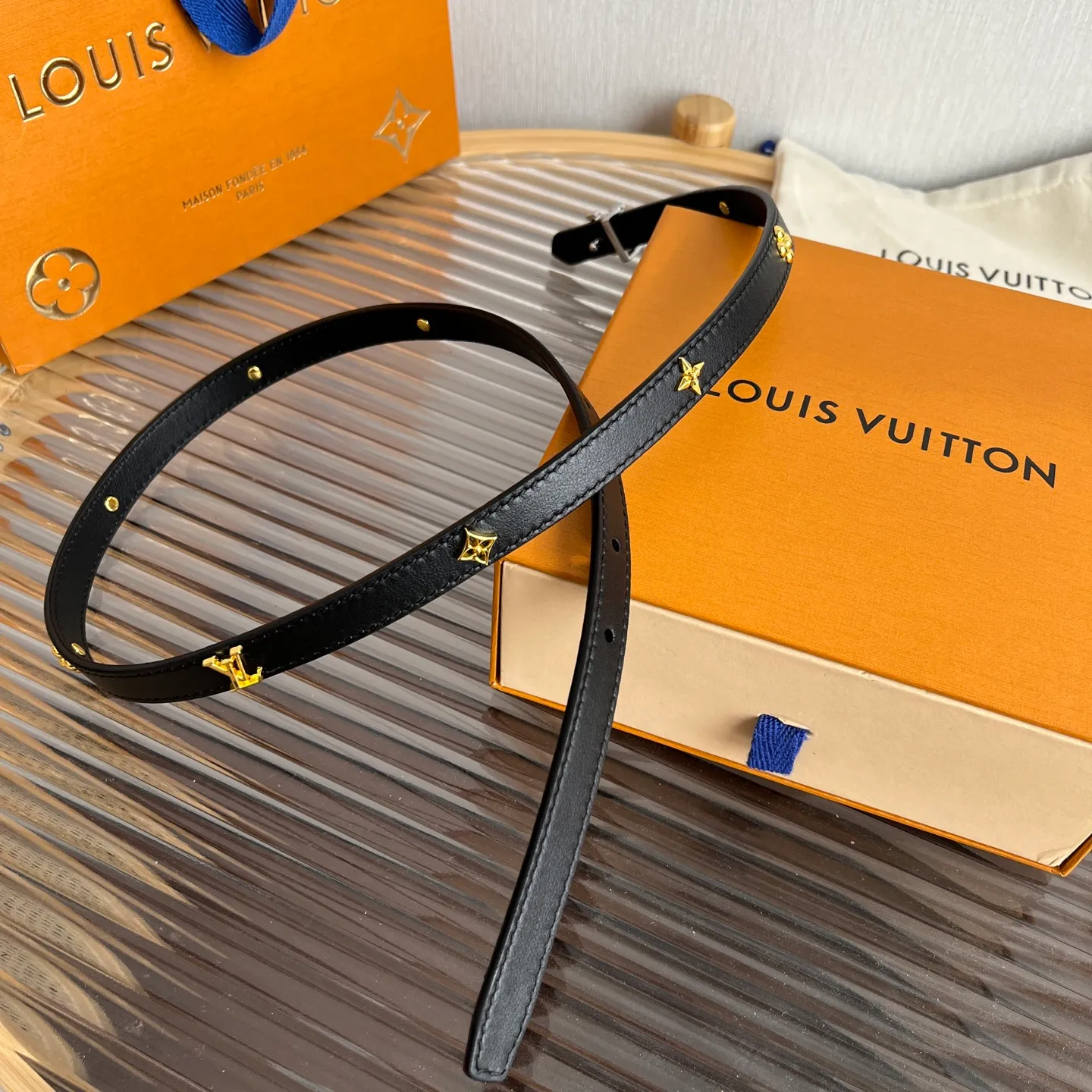 💰560💰Full package💰 💍Purchasing-grade LV⚡️🌹Lvjia women’s belt💎👗Super fairy original replica 1.5cm wide⚡️🌹Fine double-sided solid color calfskin belt decorated with a series of floral patterns and large letter logo hardware New vacuum palladium-plated letter buckle Whether worn with skirts or pants, it is definitely your best choice