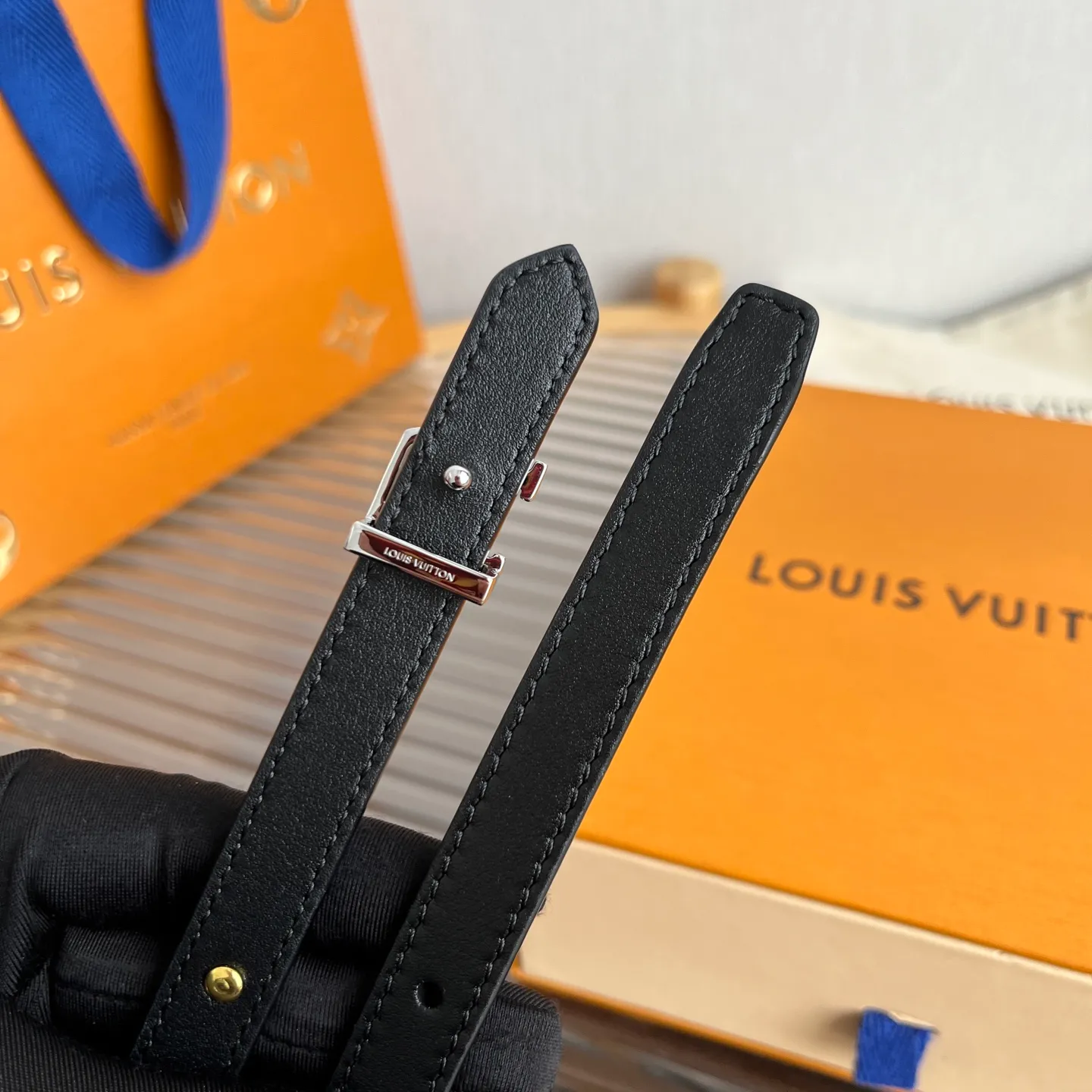 💰560💰Full package💰 💍Purchasing-grade LV⚡️🌹Lvjia women’s belt💎👗Super fairy original replica 1.5cm wide⚡️🌹Fine double-sided solid color calfskin belt decorated with a series of floral patterns and large letter logo hardware New vacuum palladium-plated letter buckle Whether worn with skirts or pants, it is definitely your best choice