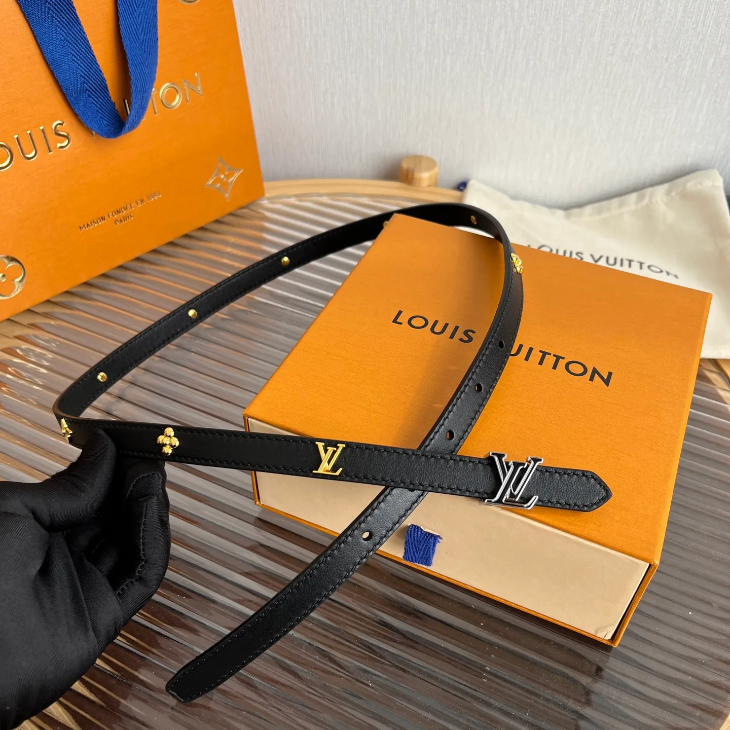 💰560💰Full package💰 💍Purchasing-grade LV⚡️🌹Lvjia women’s belt💎👗Super fairy original replica 1.5cm wide⚡️🌹Fine double-sided solid color calfskin belt decorated with a series of floral patterns and large letter logo hardware New vacuum palladium-plated letter buckle Whether worn with skirts or pants, it is definitely your best choice