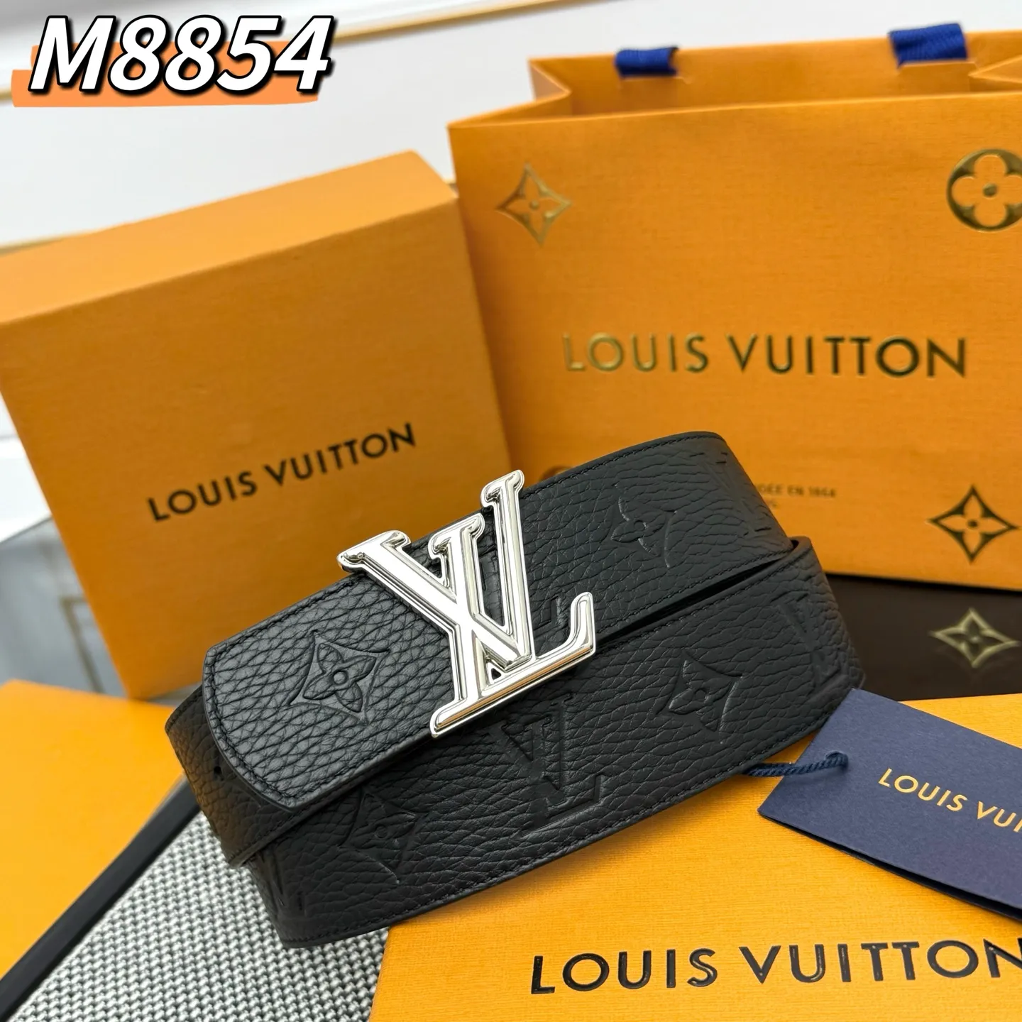 💰520💰Full package💰 💍Purchase level ⚡️M8854 LV Shadow belt has Monogram Shadow⚡️The classic style of leather and the restrained style of plain leather⚡️Then enamel stripes are painted on the LV buckle, refreshing the men's wardrobe with a modern touch⚡️Width 4.0cm