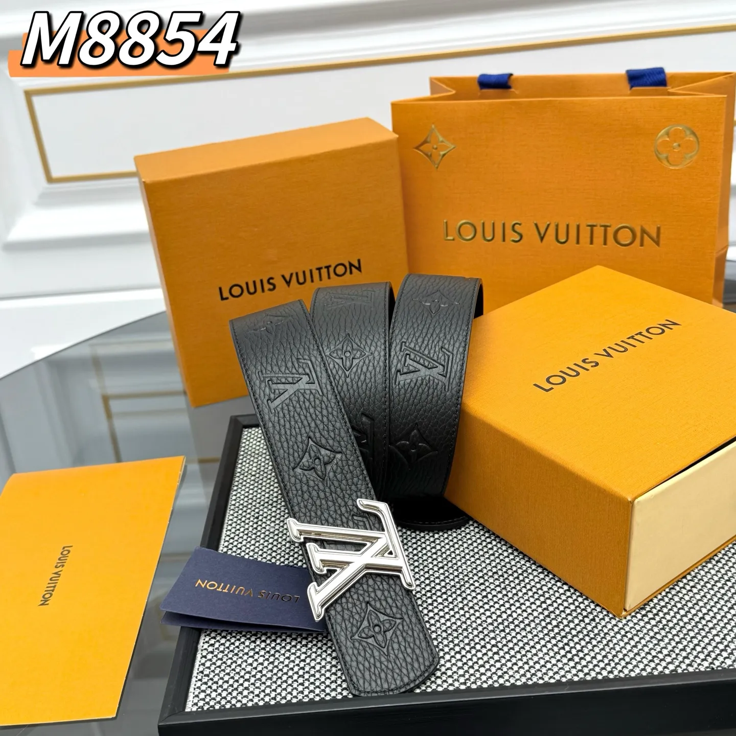 💰520💰Full package💰 💍Purchase level ⚡️M8854 LV Shadow belt has Monogram Shadow⚡️The classic style of leather and the restrained style of plain leather⚡️Then enamel stripes are painted on the LV buckle, refreshing the men's wardrobe with a modern touch⚡️Width 4.0cm