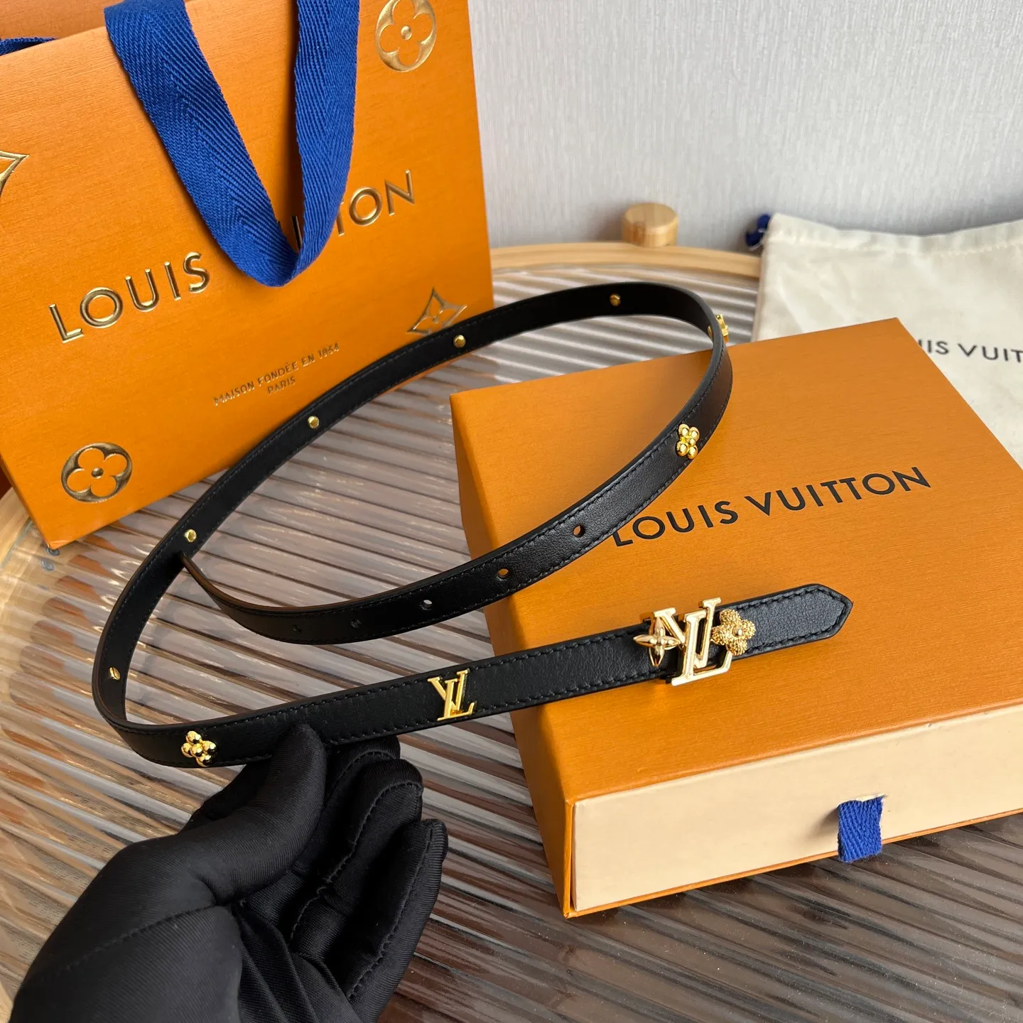 💰560💰Full package💰 💍Purchasing-grade LV⚡️🌹Lvjia women’s belt💎👗Super fairy original replica 1.5cm wide⚡️🌹Fine double-sided solid color calfskin belt decorated with a series of floral patterns and large letter logo hardware New vacuum palladium-plated letter buckle Whether worn with skirts or pants, it is definitely your best choice
