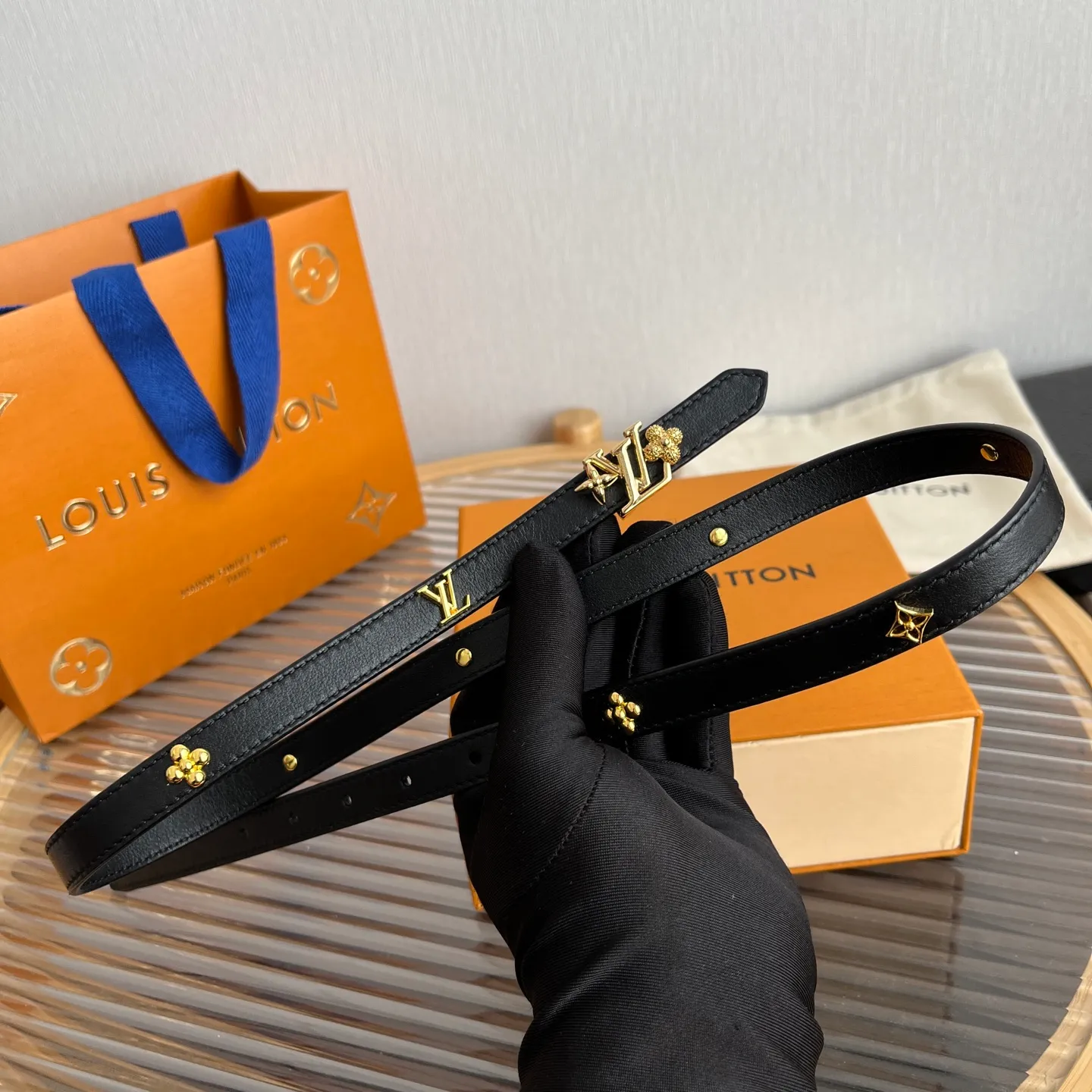 💰560💰Full package💰 💍Purchasing-grade LV⚡️🌹Lvjia women’s belt💎👗Super fairy original replica 1.5cm wide⚡️🌹Fine double-sided solid color calfskin belt decorated with a series of floral patterns and large letter logo hardware New vacuum palladium-plated letter buckle Whether worn with skirts or pants, it is definitely your best choice