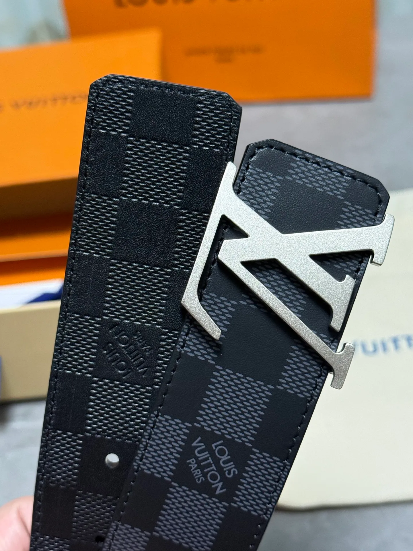 💰520💰Full set of packaging💰 💍Purchase level Lv donkey brand new product⚡️🌹Width 4.0cm Brand new sand surface craft letter buckle⚡️🌹One side of the belt is made of Italian original calfskin with checkered pattern ⚡️🌹One side of the calfskin silk printed texture version, double-sided, excellent upper body effect, super good texture