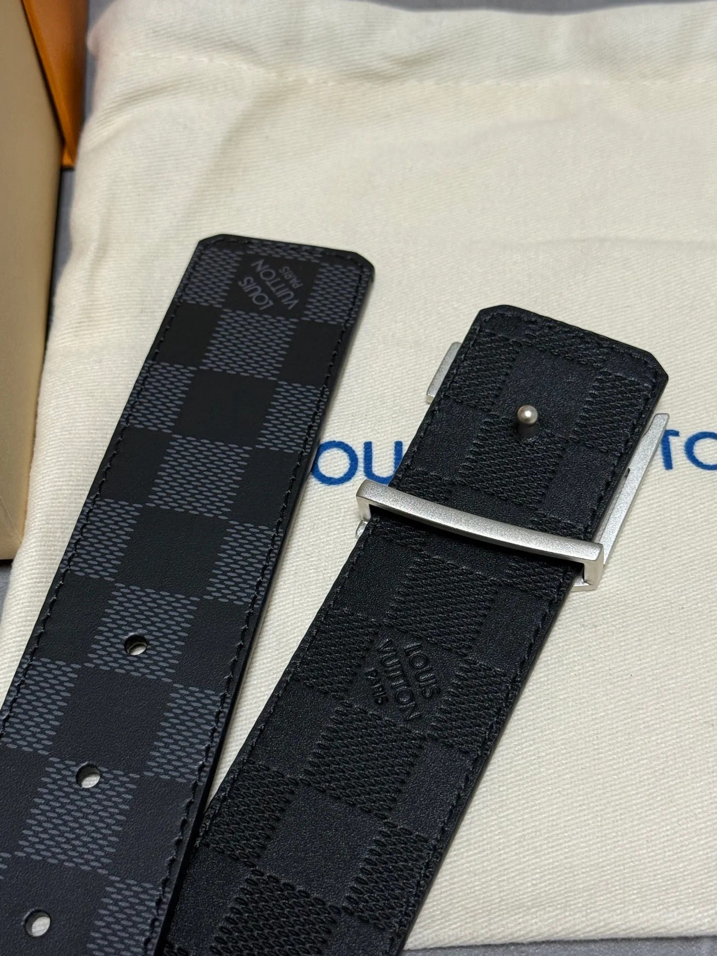 💰520💰Full set of packaging💰 💍Purchase level Lv donkey brand new product⚡️🌹Width 4.0cm Brand new sand surface craft letter buckle⚡️🌹One side of the belt is made of Italian original calfskin with checkered pattern ⚡️🌹One side of the calfskin silk printed texture version, double-sided, excellent upper body effect, super good texture