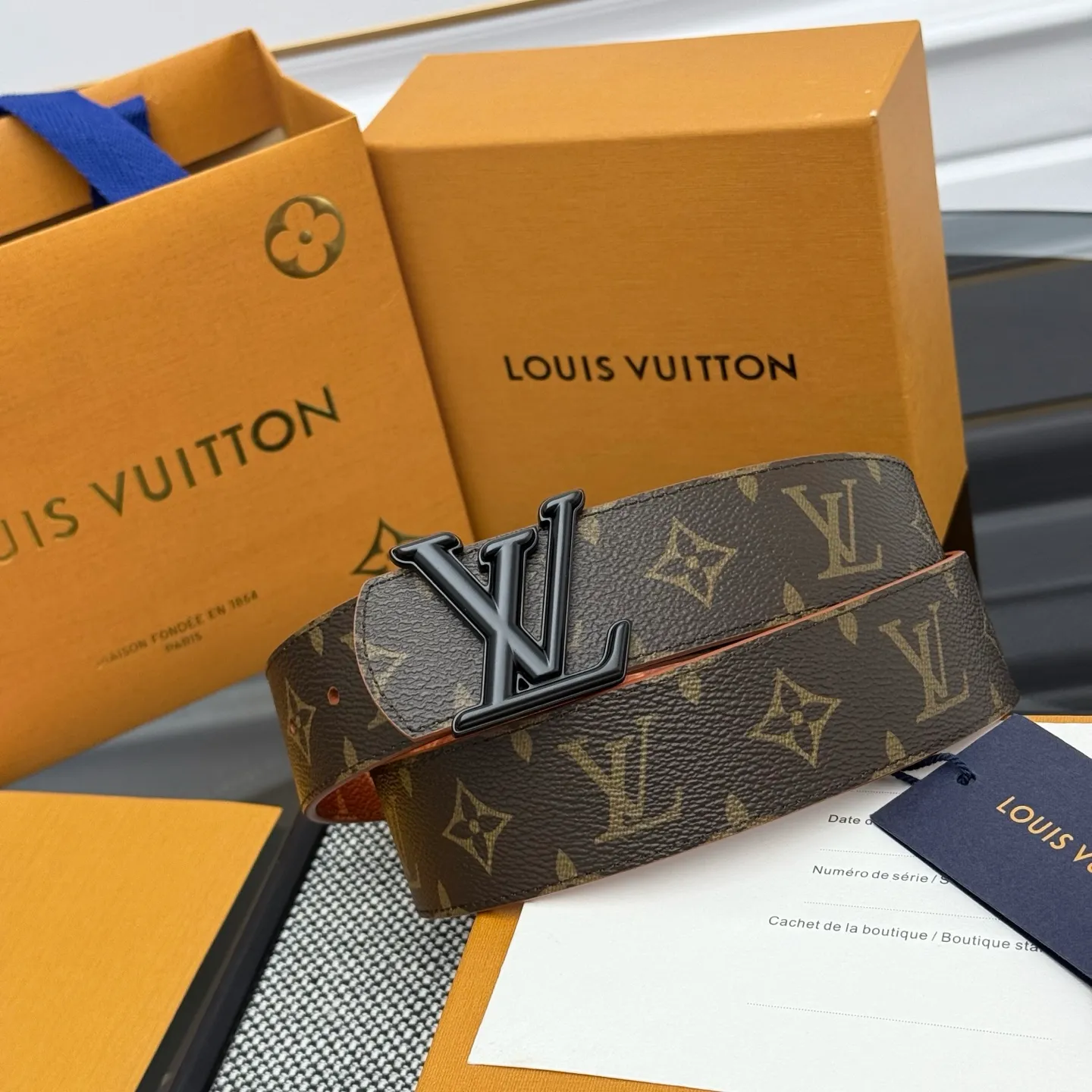 💰440💰Full package💰 💍Purchasing-grade LV Dimension⚡️🌹Double-sided belt combines creative heritage with gorgeous street style, highlighting the fashion vision of creative director Pharrell Williams. Monogram canvas covers the outer layer, and the LV Dimension metal buckle shimmers with subtle luster, making it possible to express your personality in various occasions.